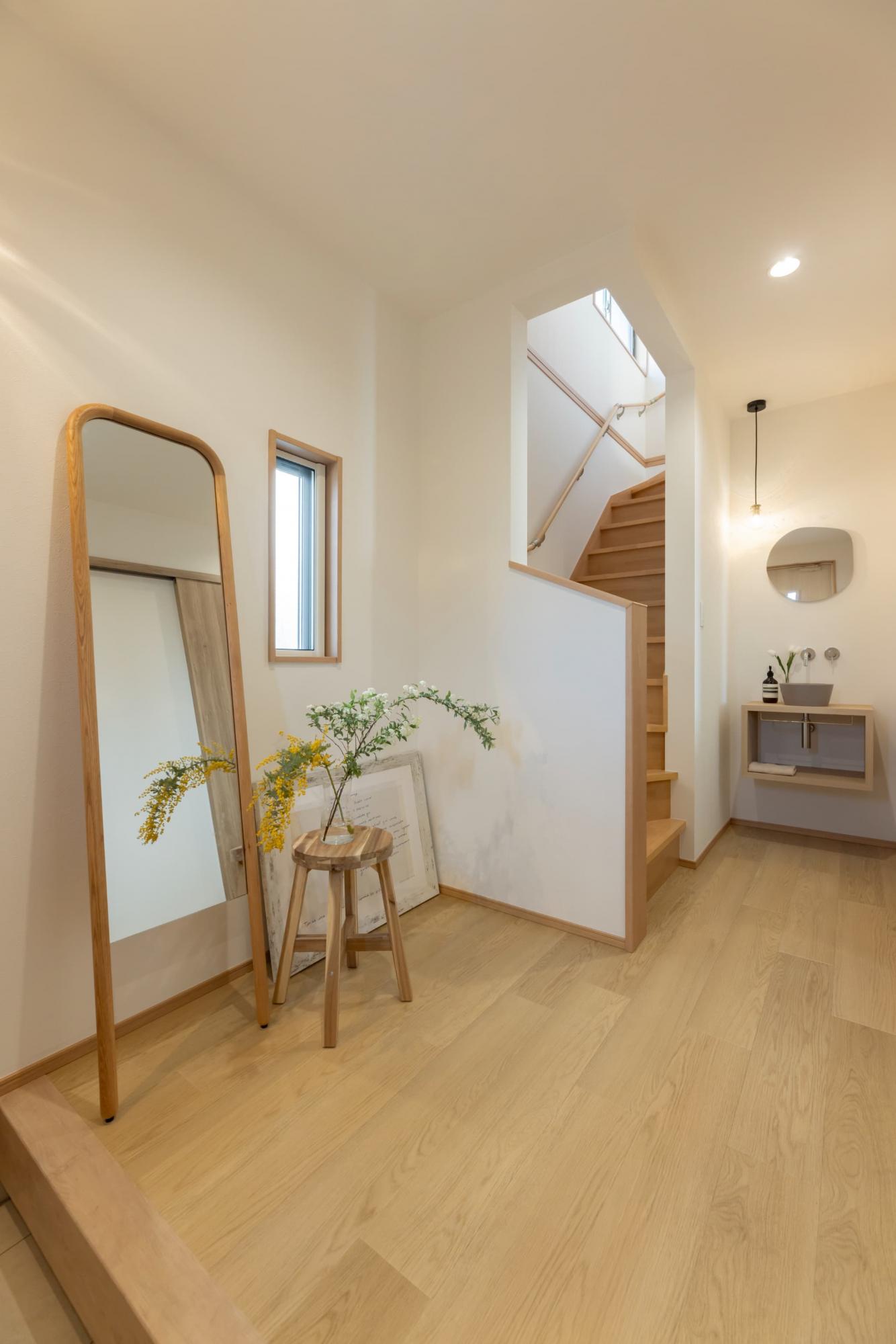 「シンプルな中にも遊び心のある 築浅戸建リノベーション」の玄関・土間