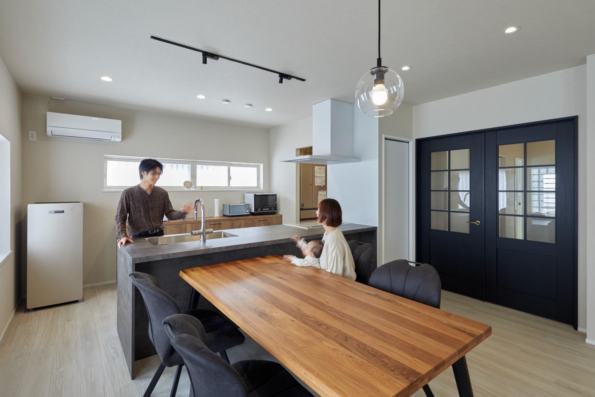 「素材感が生みだす理想の生活」のリビングダイニング