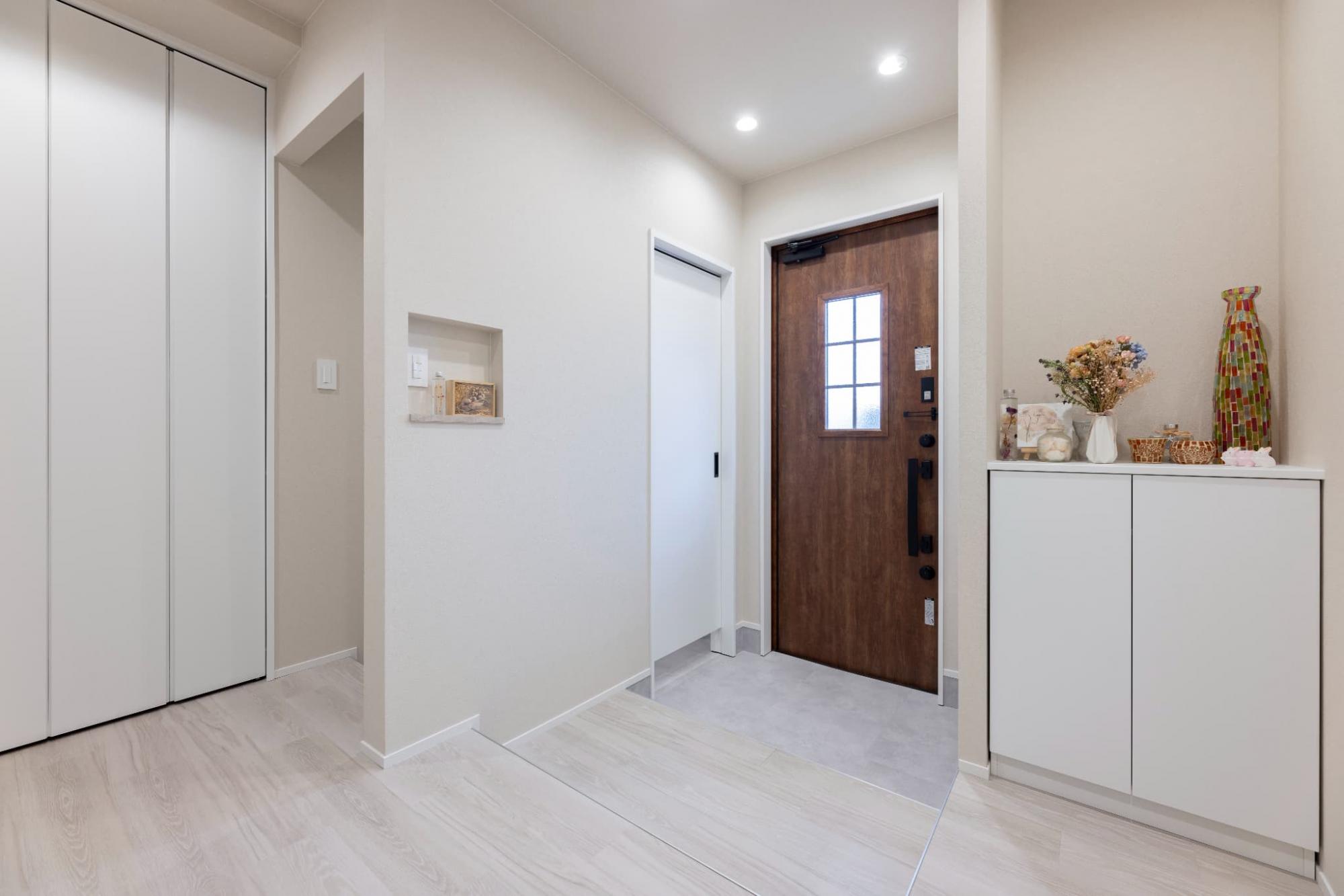 「素材感が生みだす理想の生活」の玄関・土間