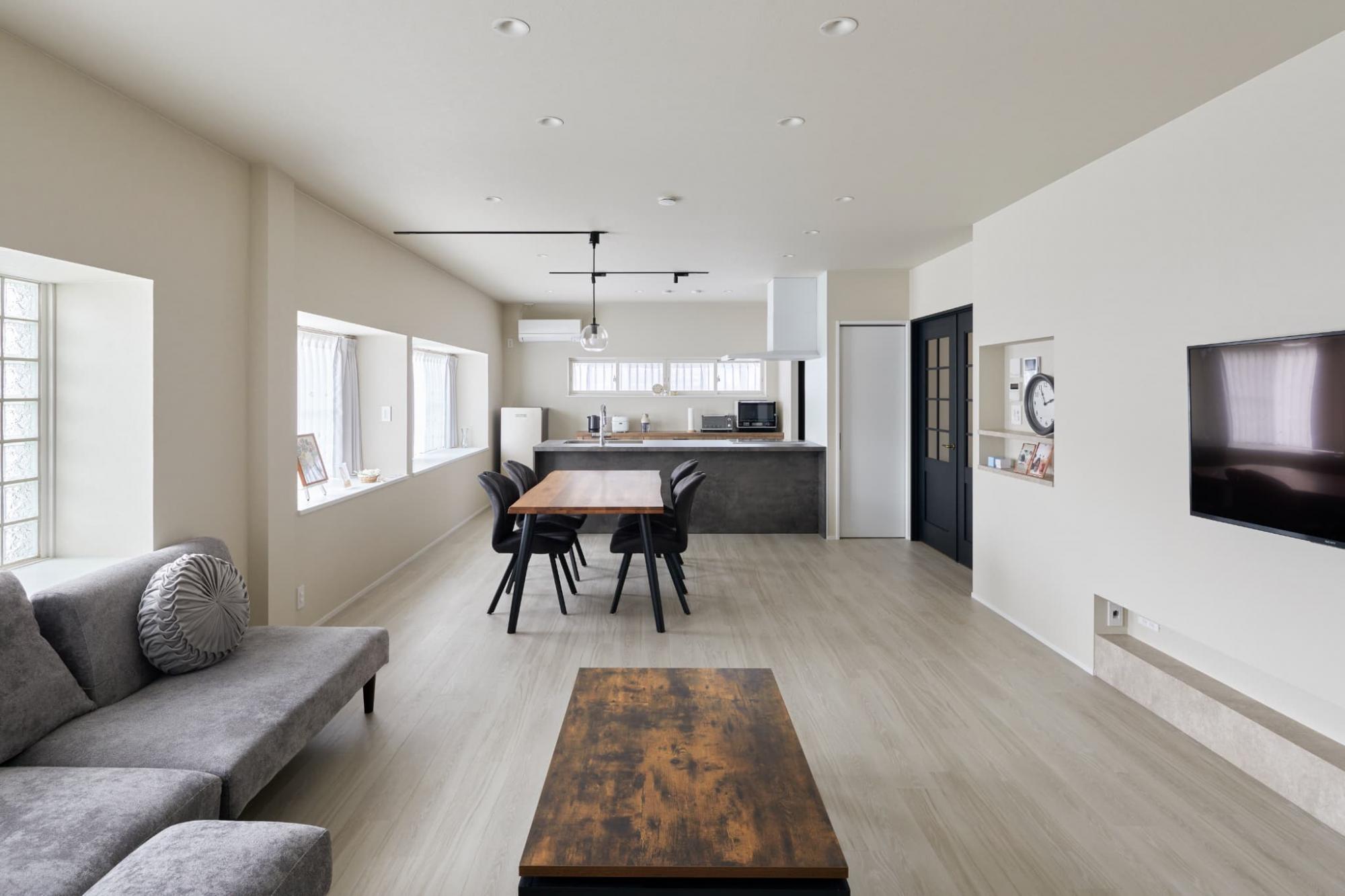 床はホワイト調の木目柄を選定し、温かみをプラス。