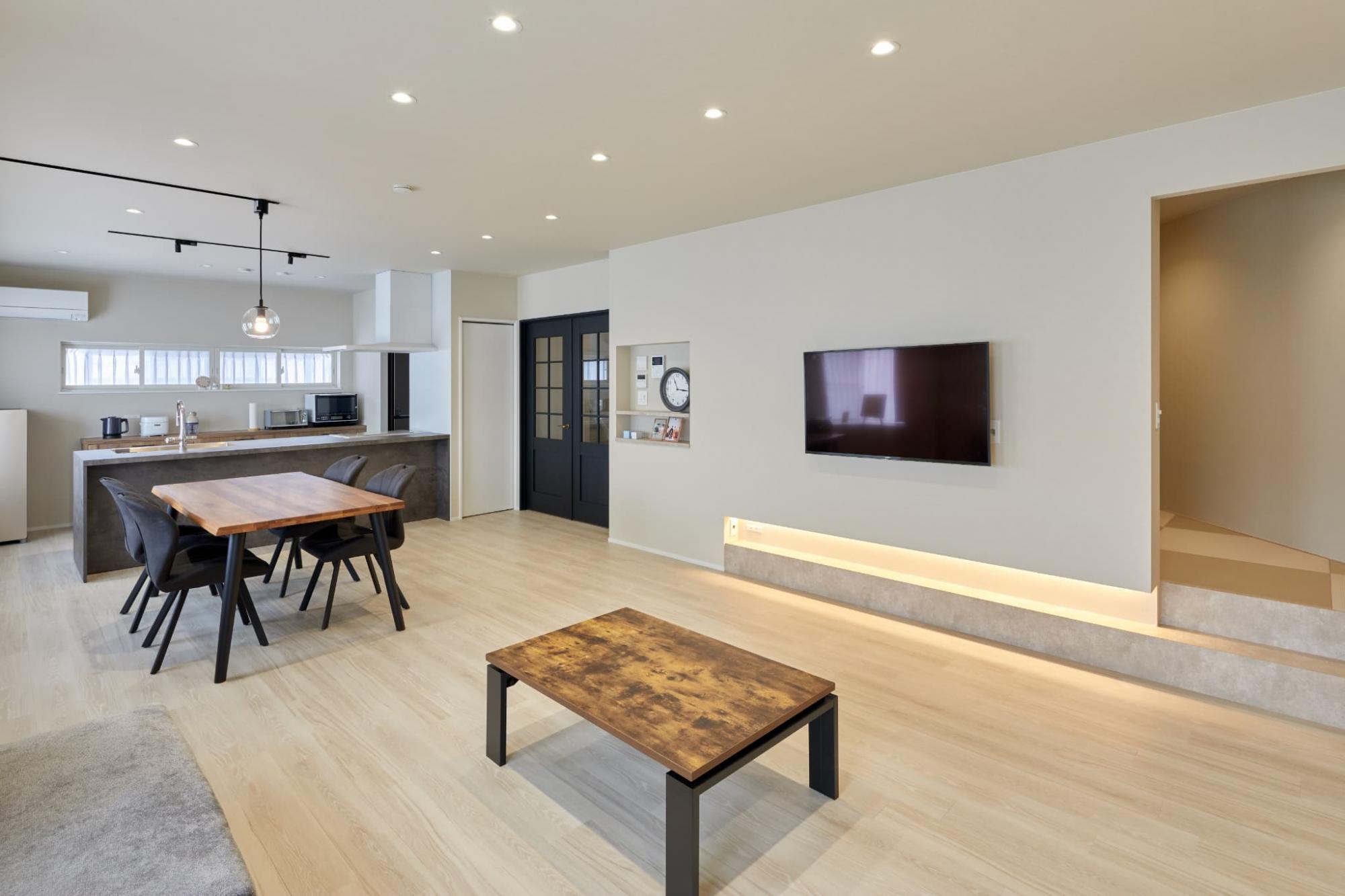 TV下部分に間接照明を配置することで空間にアクセントを加え、すっきりとした印象に。