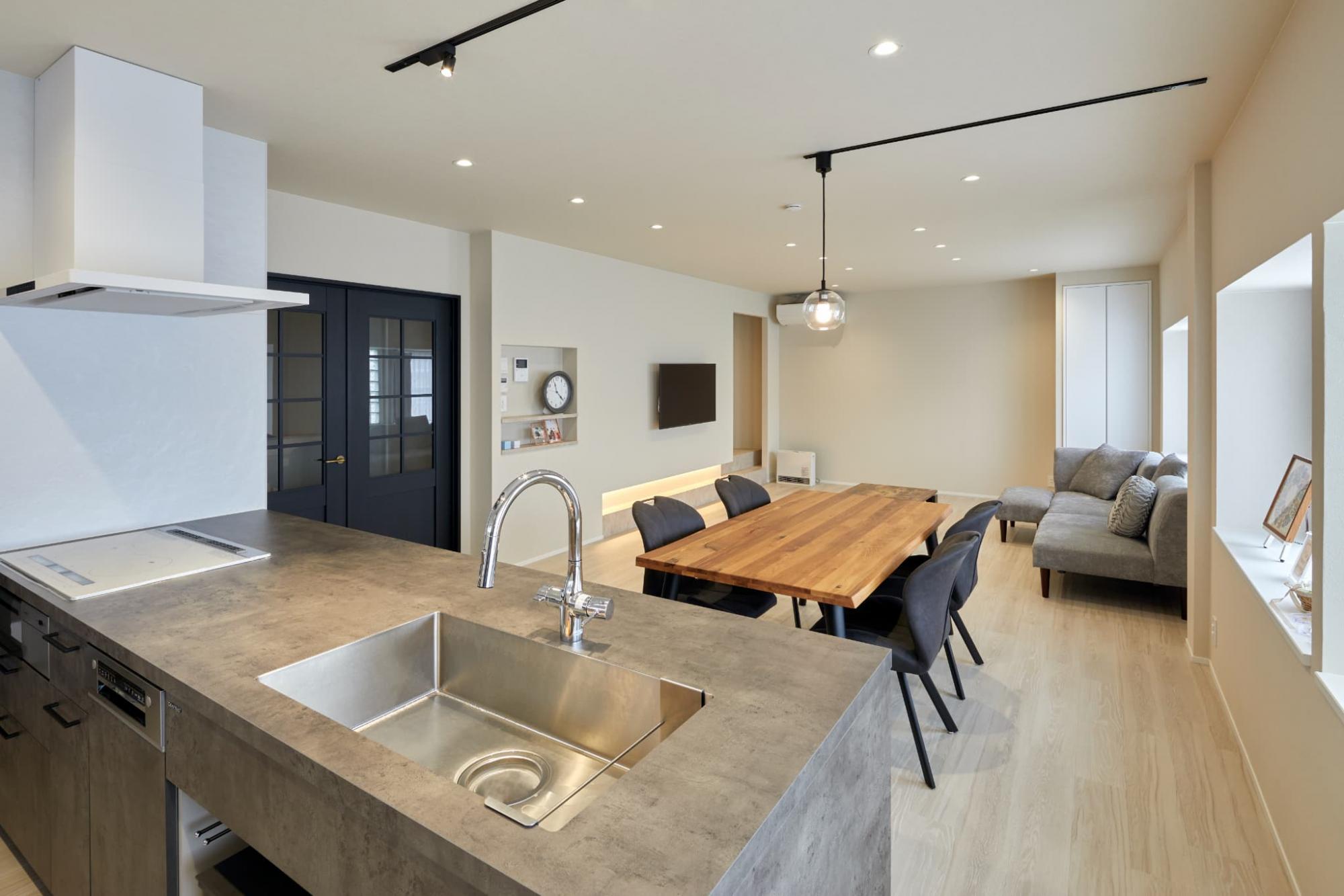 「素材感が生みだす理想の生活」のキッチン