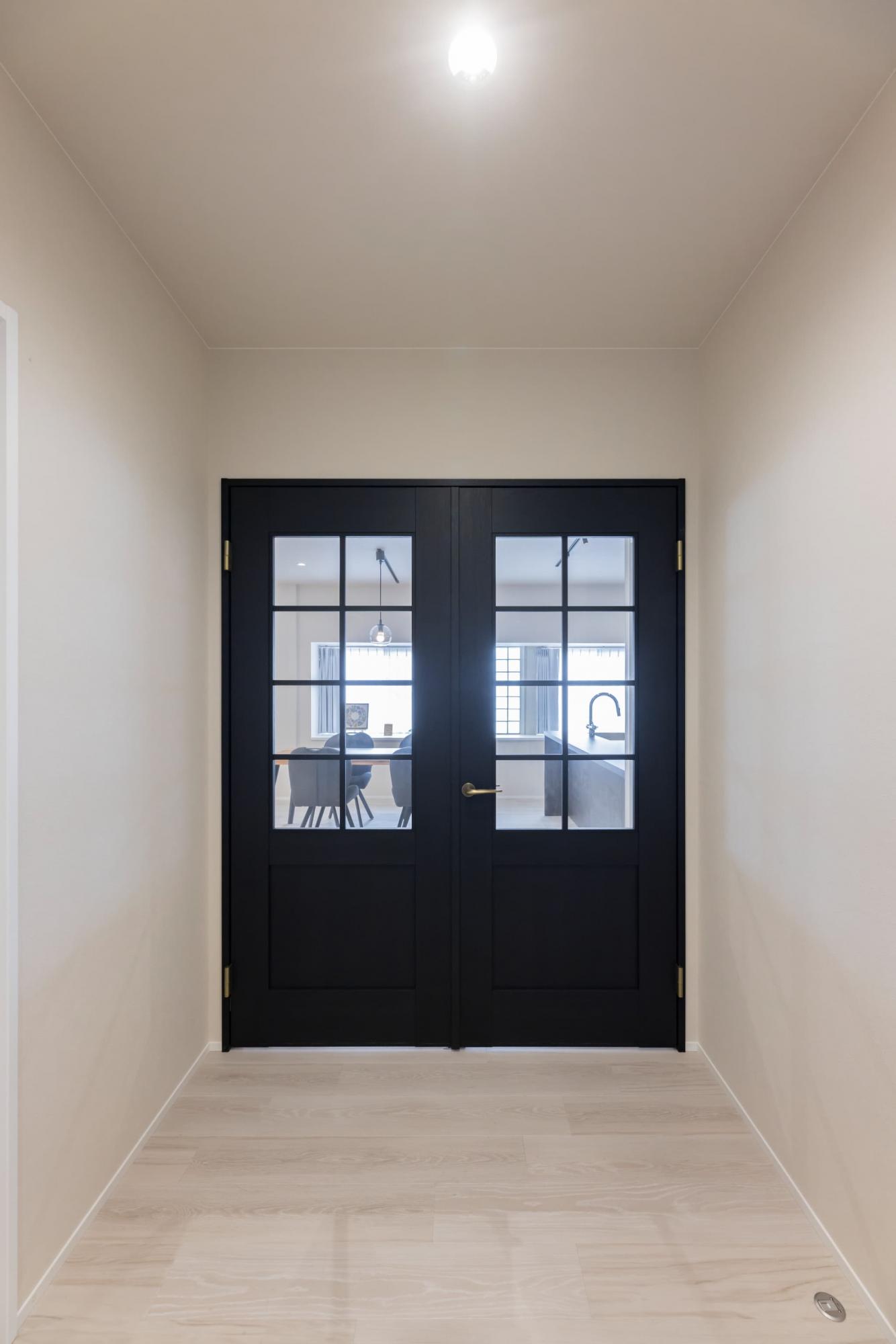 開放感と高級感を上げるために、広い家だからこそ実現できる大開口の両開きガラス扉を採用しています。