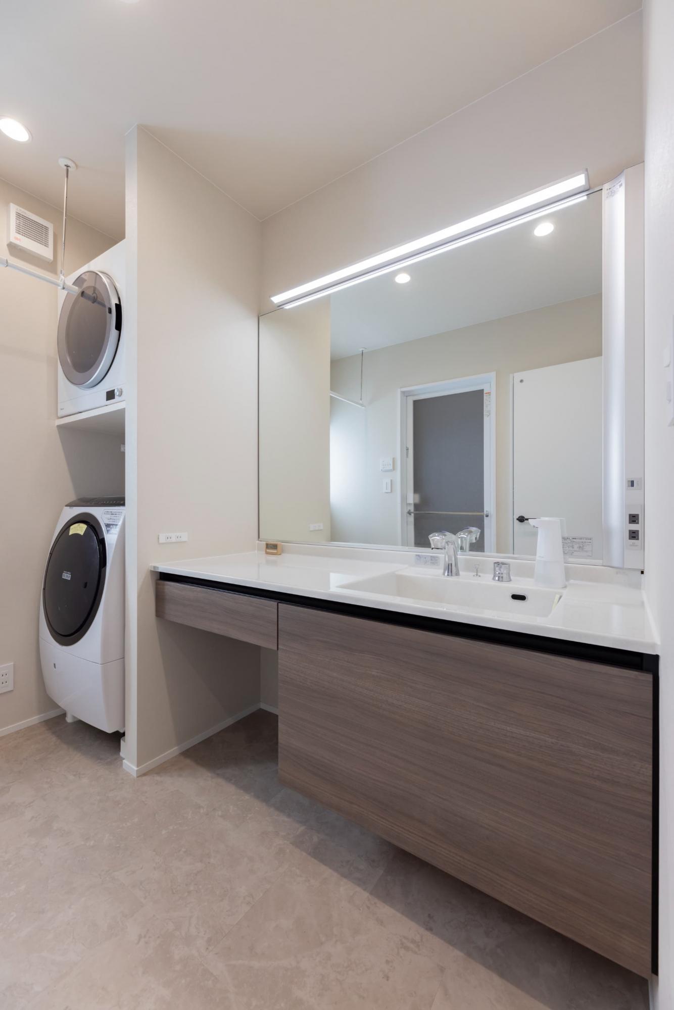 「素材感が生みだす理想の生活」のお風呂・洗面所・トイレ