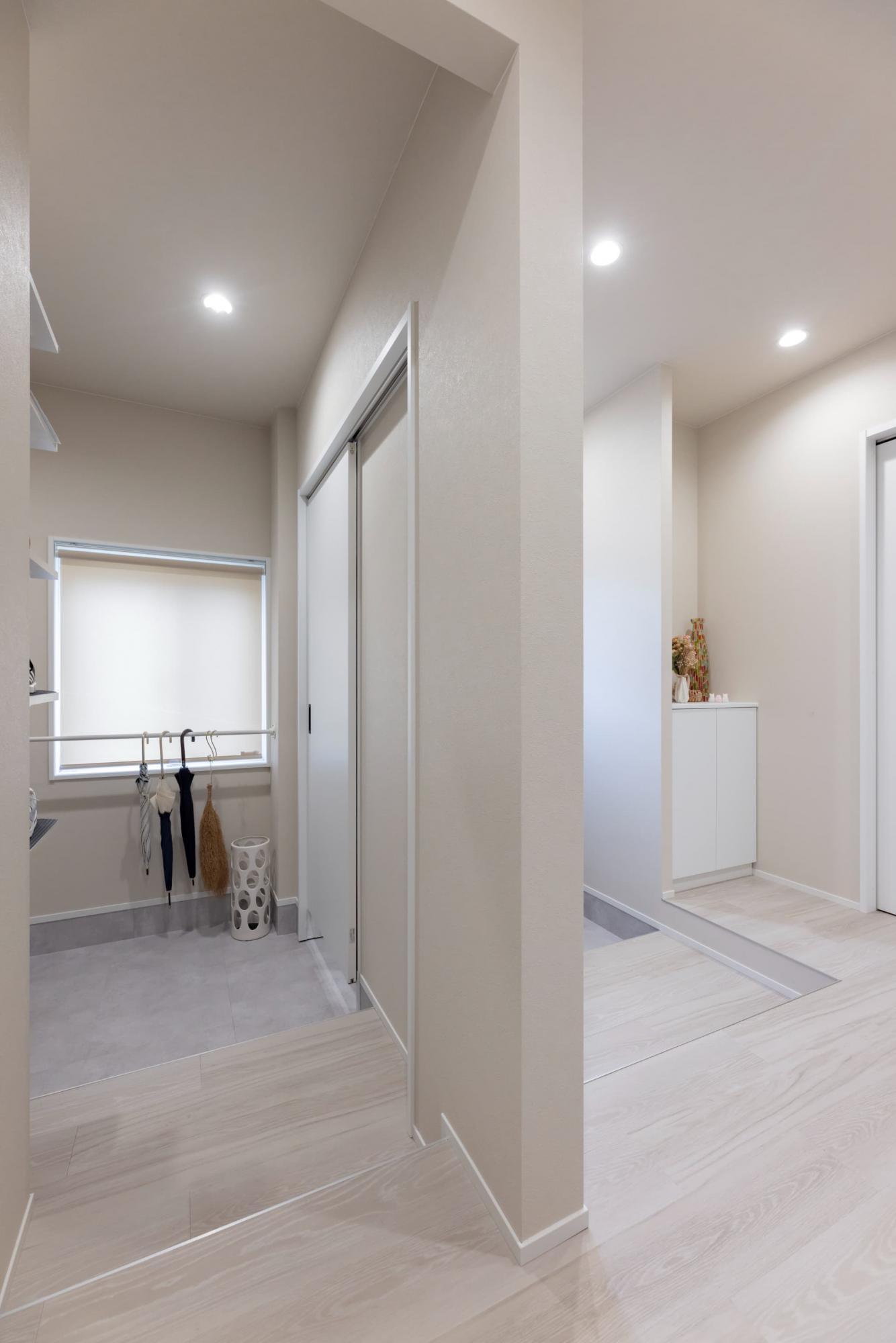 玄関と土間収納は回遊できるように計画。仕切り扉をつけることで、玄関周りをすっきりとみせています。