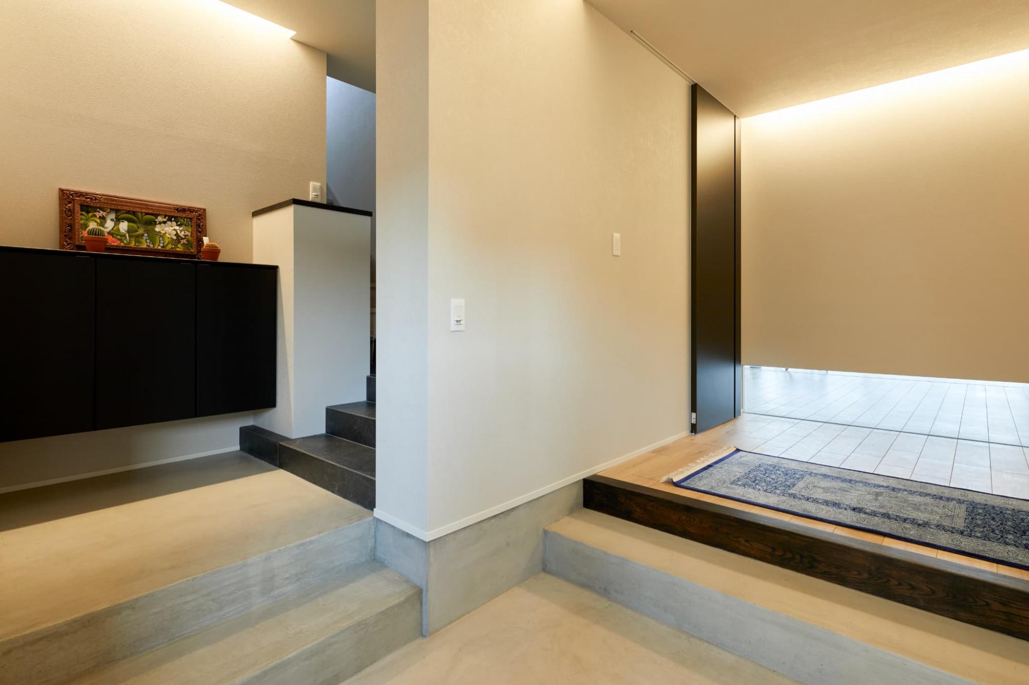 右は来客用、左は家族用と玄関からLDKへと向かう動線を分けています。