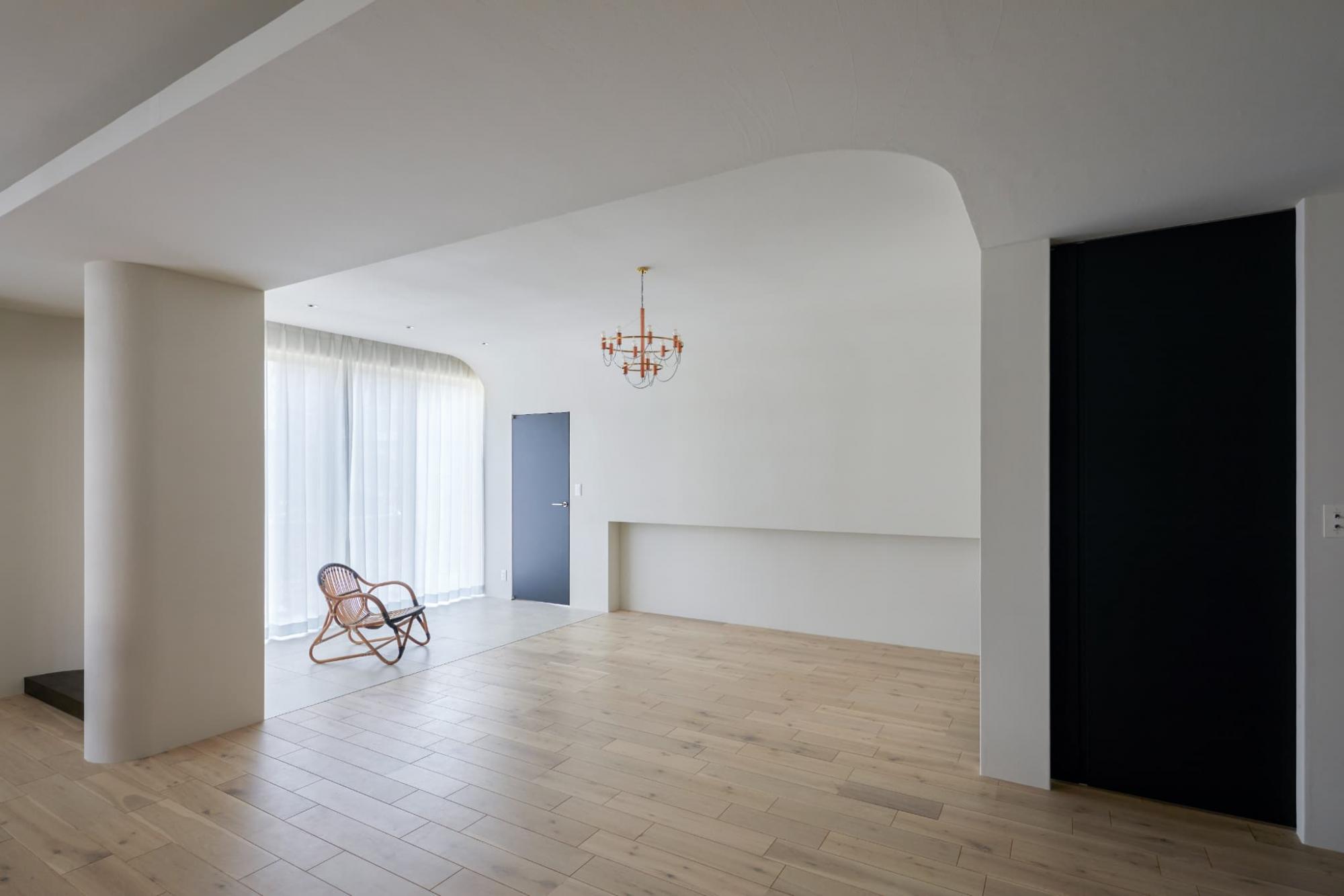 大空間なLDKを柔らかく魅せるため、壁や天井にRを取り入れました。