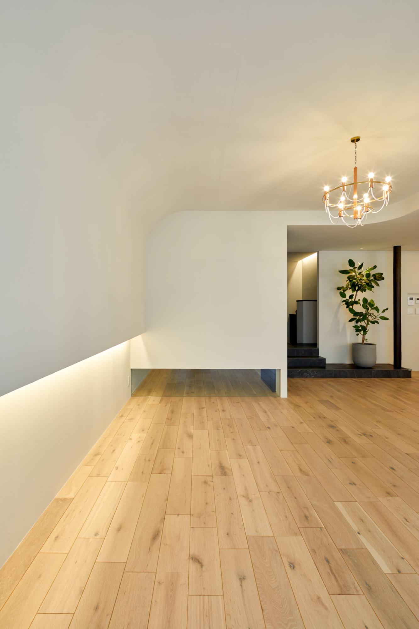 「柔らかな空間に主役のキッチンを」のリビングダイニング