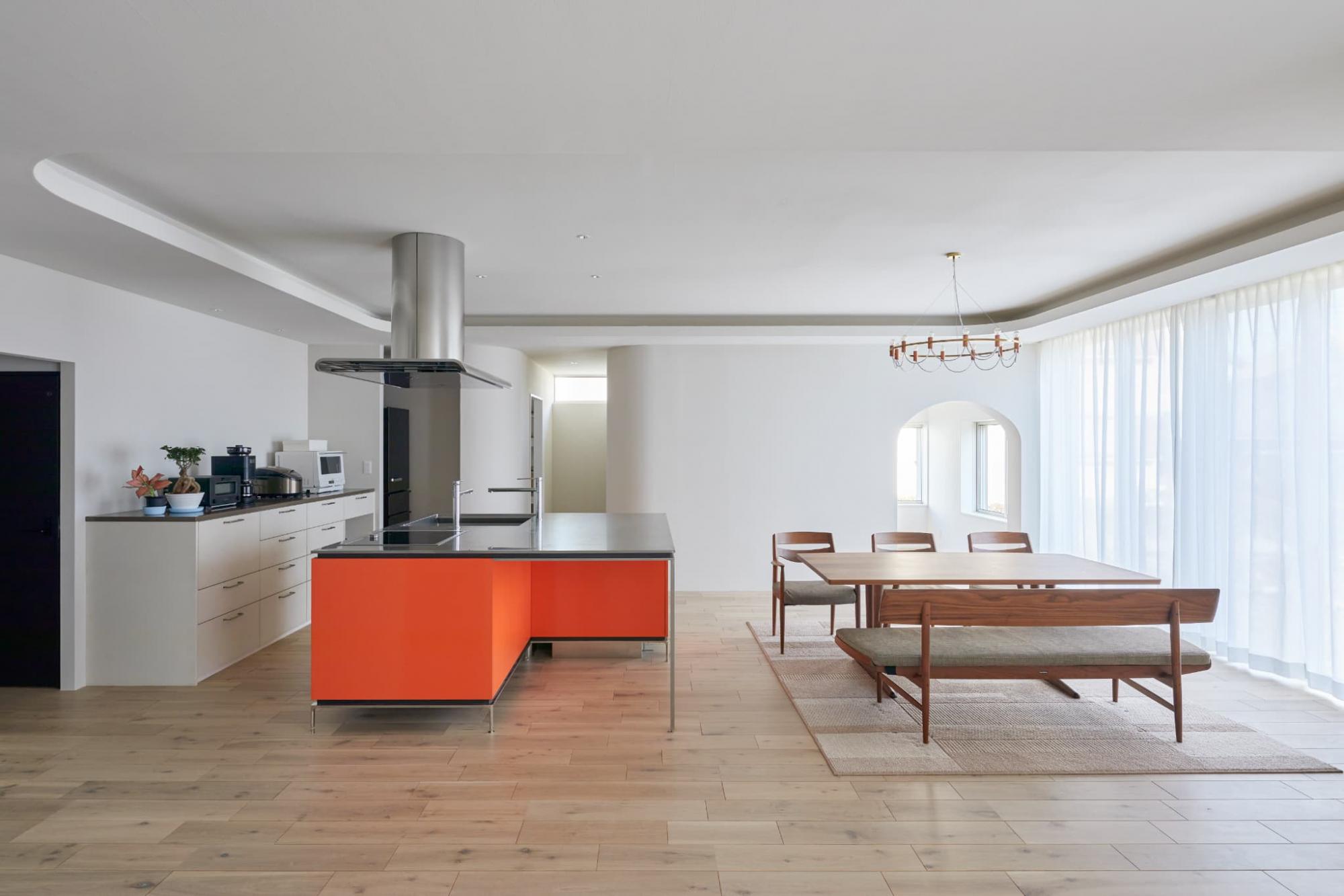 トーヨーキッチンの「BAYQUBE」という正方形のキッチンを採用。