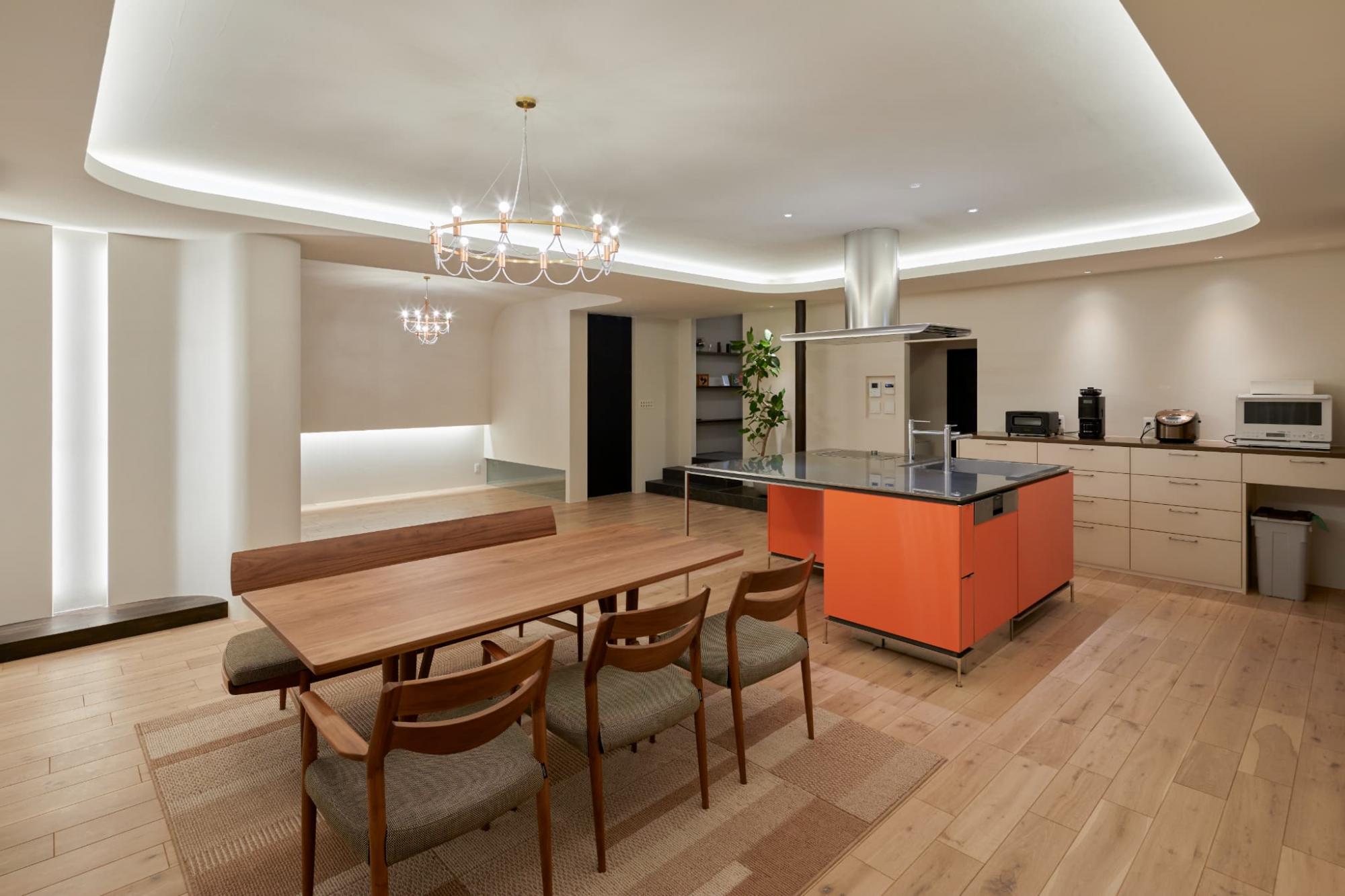 リビングダイニングのペンダントライトは、施主様支給のタイガーランプの照明器具を使用。真鍮と銅がさりげないアクセントになっています。