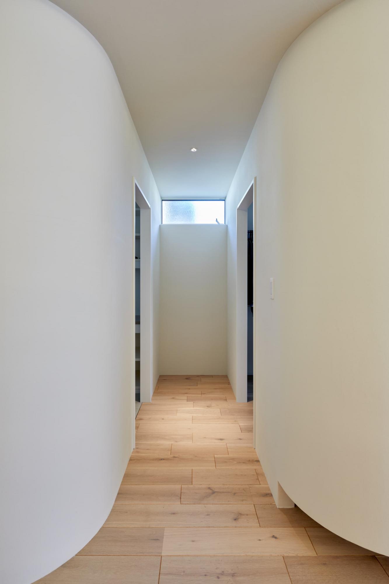 水回りやパントリー、WICは敢えて建具を設けず、開口で緩やかに仕切りすべて一空間としています。