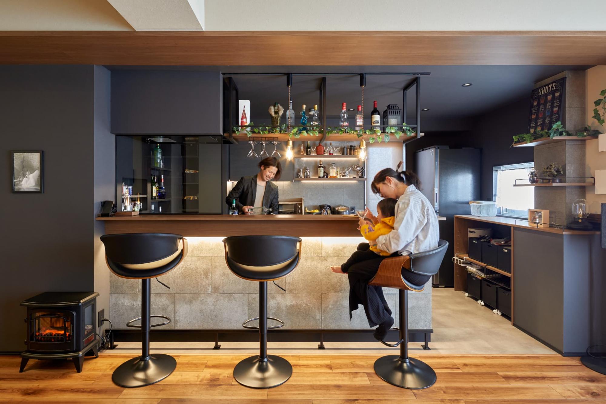 キッチンにはSOLIDOというセメント系の壁材を使用し、落ち着いた雰囲気の中にもひと際目立つデザインに。