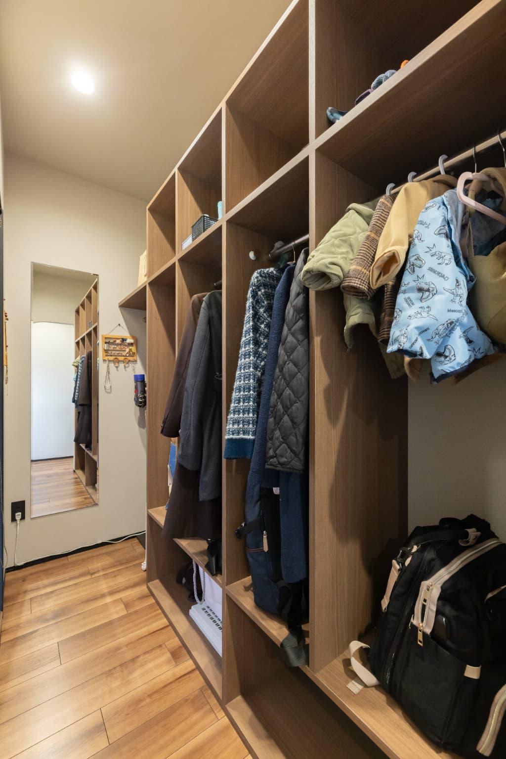 帰宅後に上着をかけ、荷物を置いてリビングに向かうことのできる動線になっているので、リビングが散らかることなくきれいな空間を保つことができます。