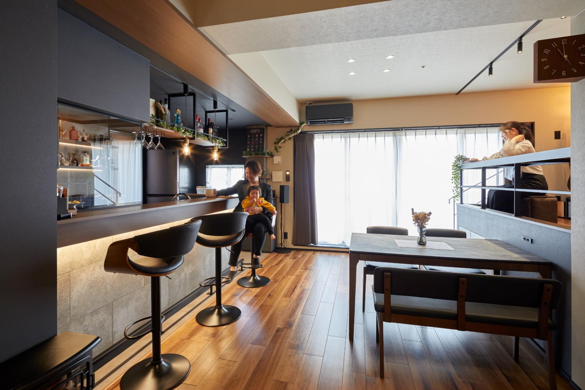 「日常に彩りを~バーカウンターのあるもてなしの住まい~」のリビングダイニング