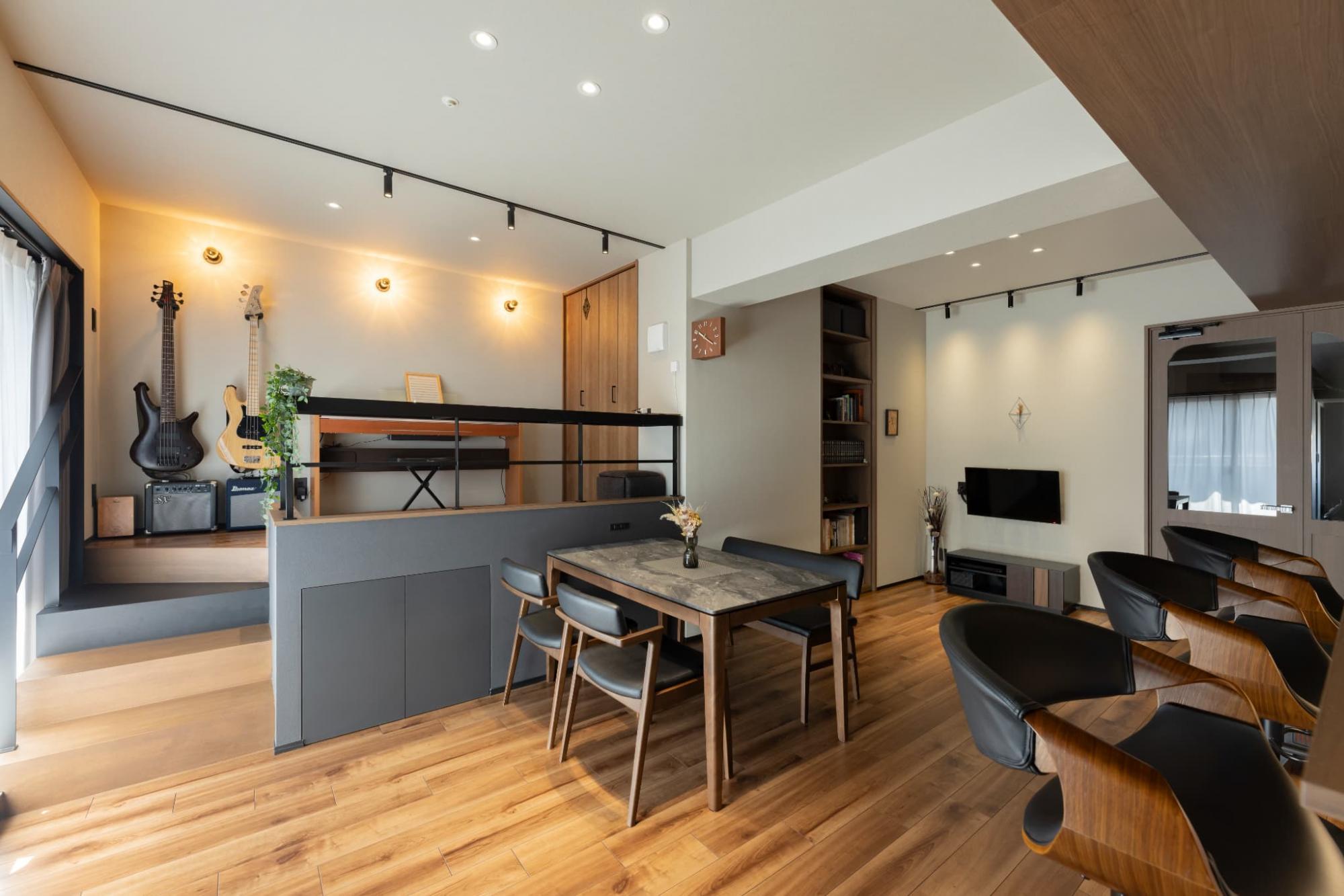 スキップフロアの3段目にのみブラックのカラーを取り入れたのは施主様の遊び心の一つ。