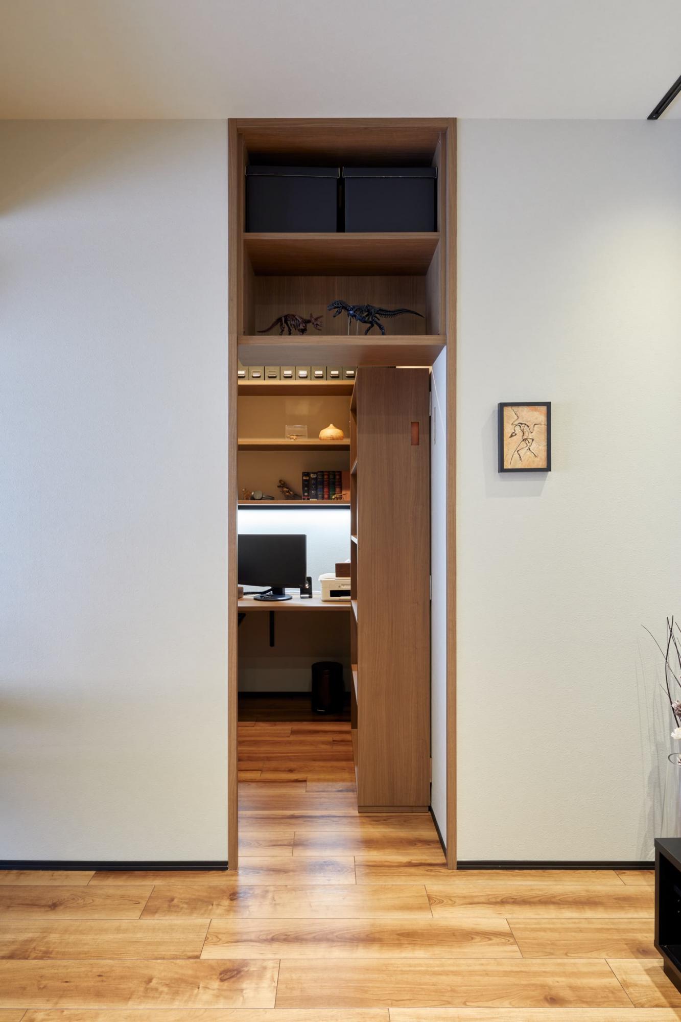 本をたくさん入れても扉が開けられるように、扉の下にキャスターを仕込んでいます。