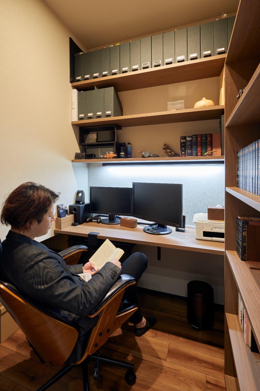 扉を開けっ放しにしておけば、書斎からも使用できる本棚へと変化し機能性にも優れています。