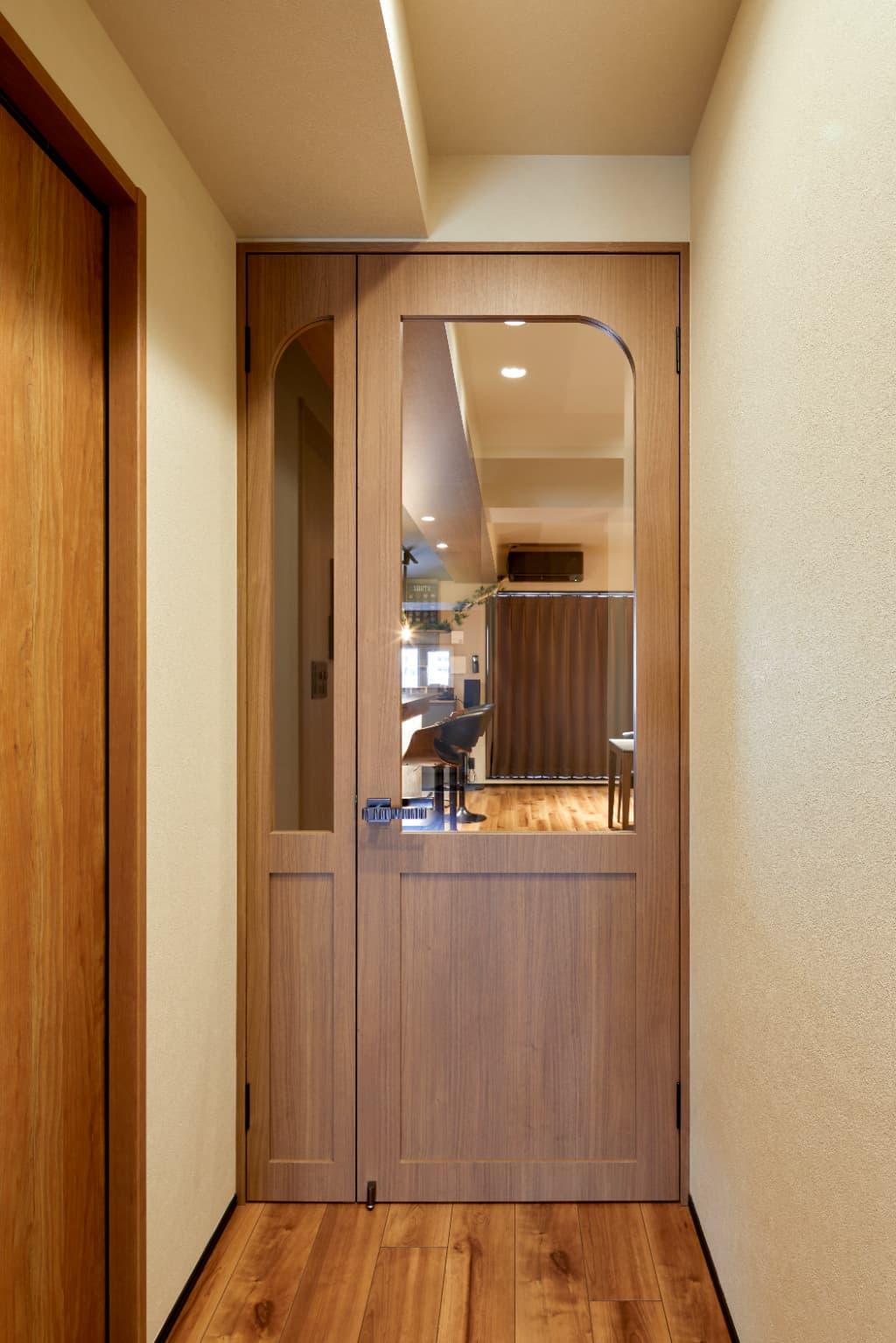 全体的にかっこいい空間の中で、ガラス部分を半円アールにすることで柔らかさをだしています。