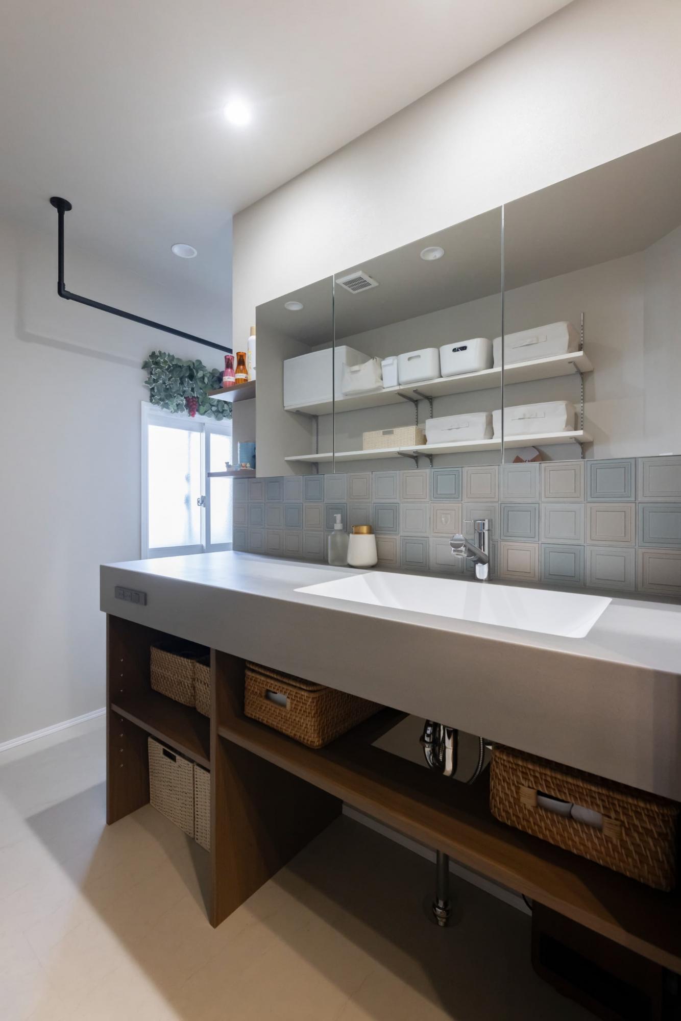 造作で作成した洗面台は、奥様こだわりのタイルを散りばめたお気に入りの空間となりました。