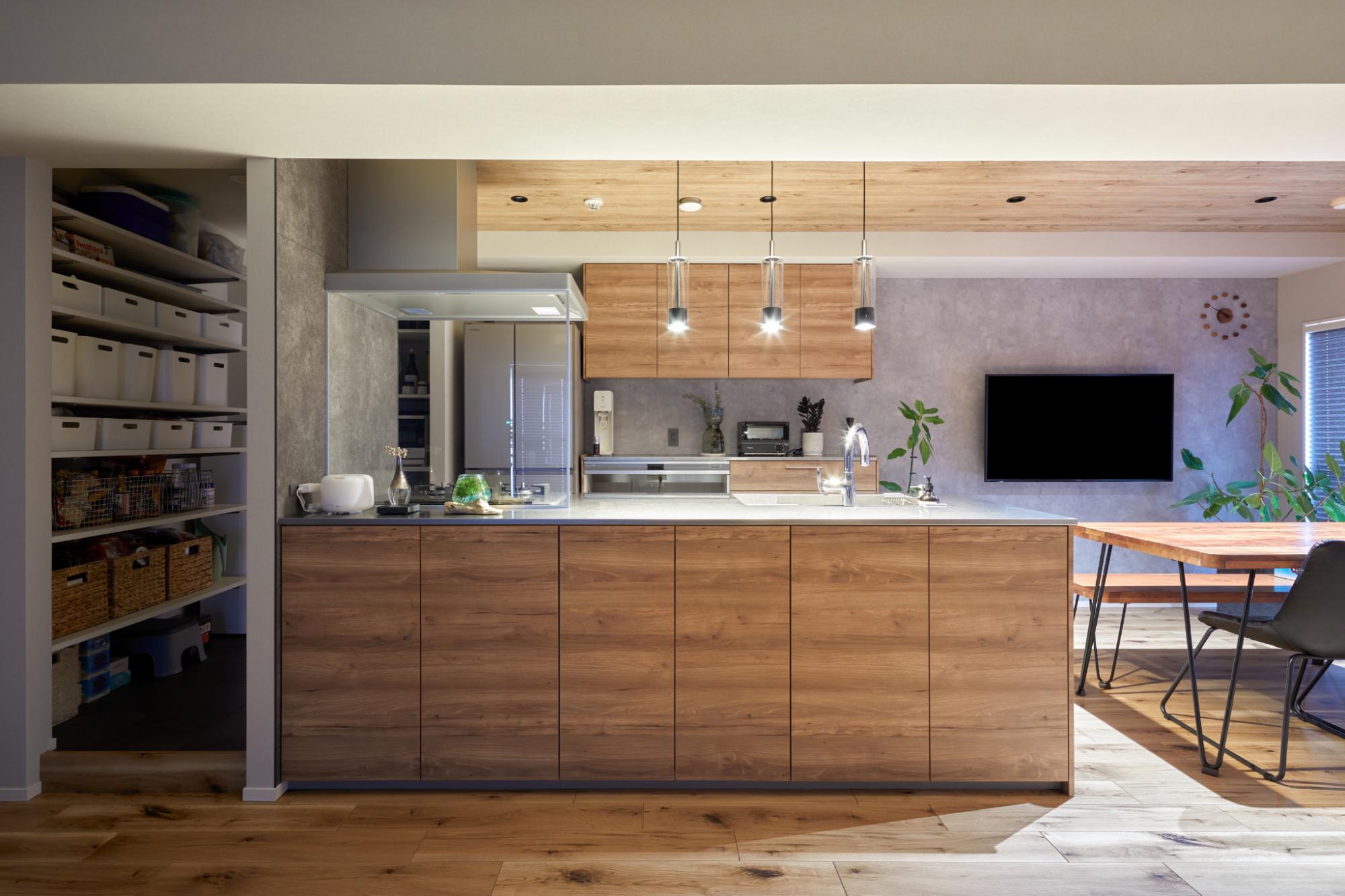 ステンレスが薄くてカッコいいメーカーオリジナルのNSキッチンを採用。カップボードも一緒に面材を交換して、まとまりのある他にはない造作風キッチンを実現しました。