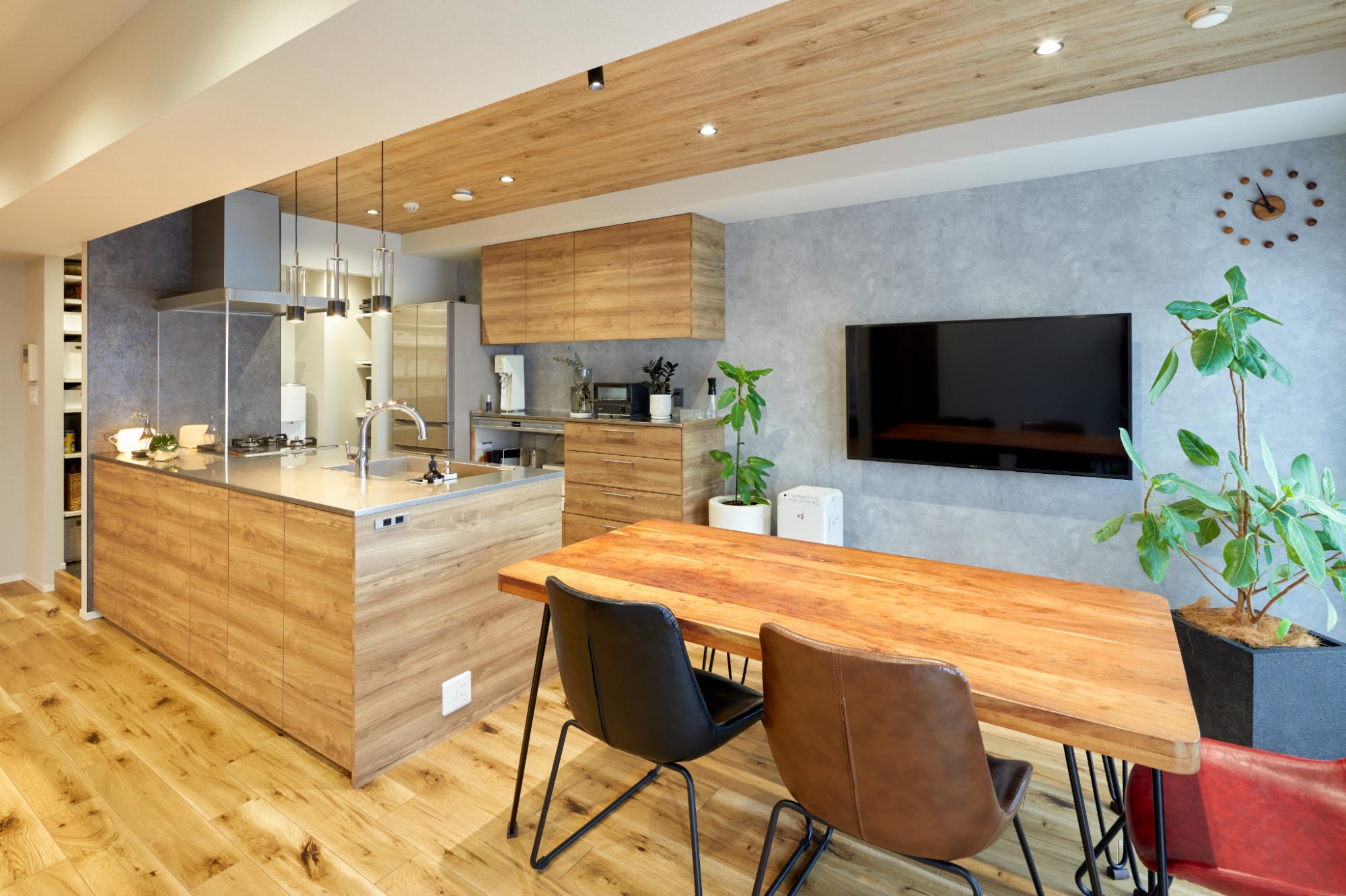 キッチン面材もAICAのメラミン材を使用。扉が切り替わる部分でも木目を揃えているのが、ちょっとしたこだわりポイント。