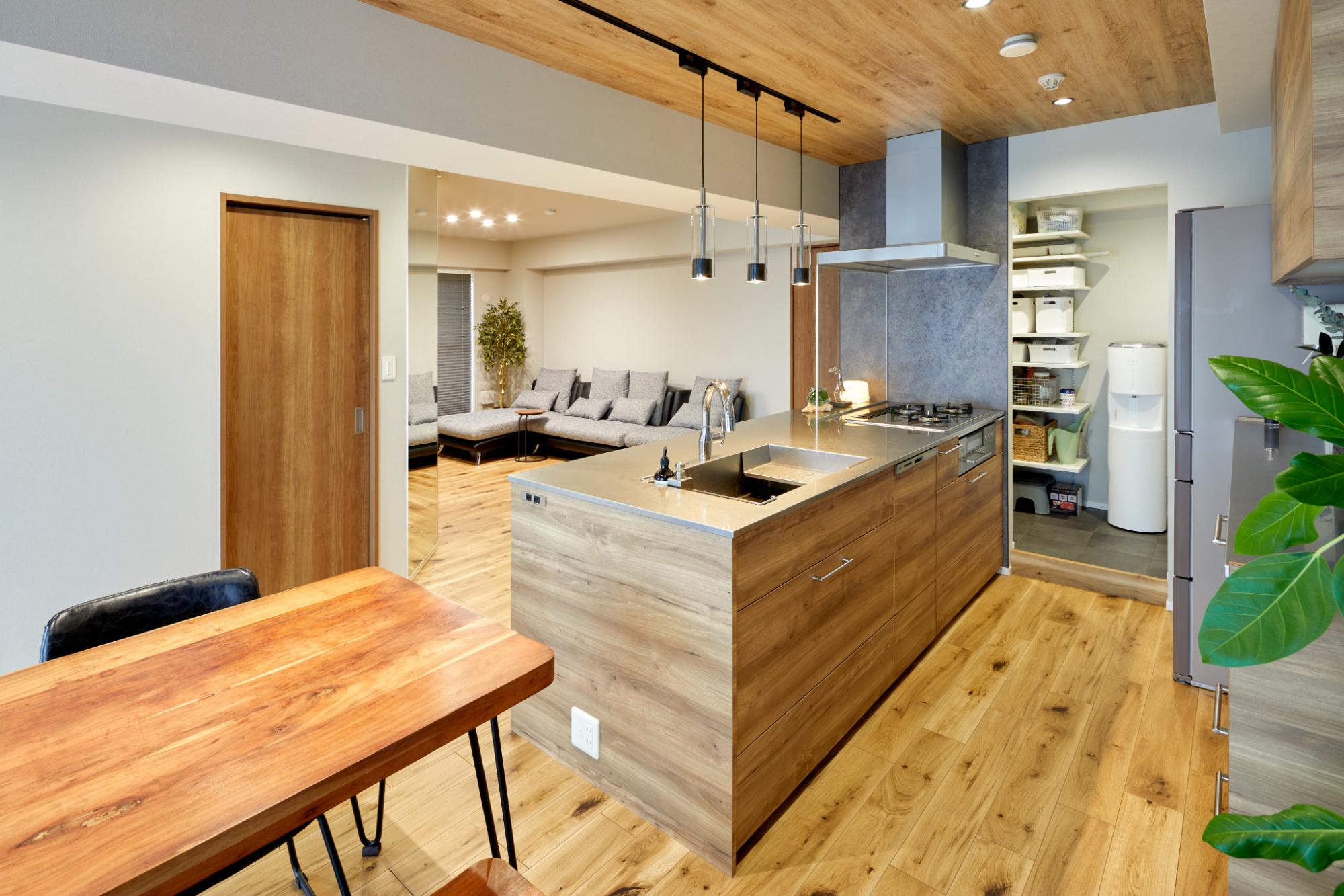 「まちなみを臨むルーフバルコニーで日々の暮らしを豊かに」のキッチン