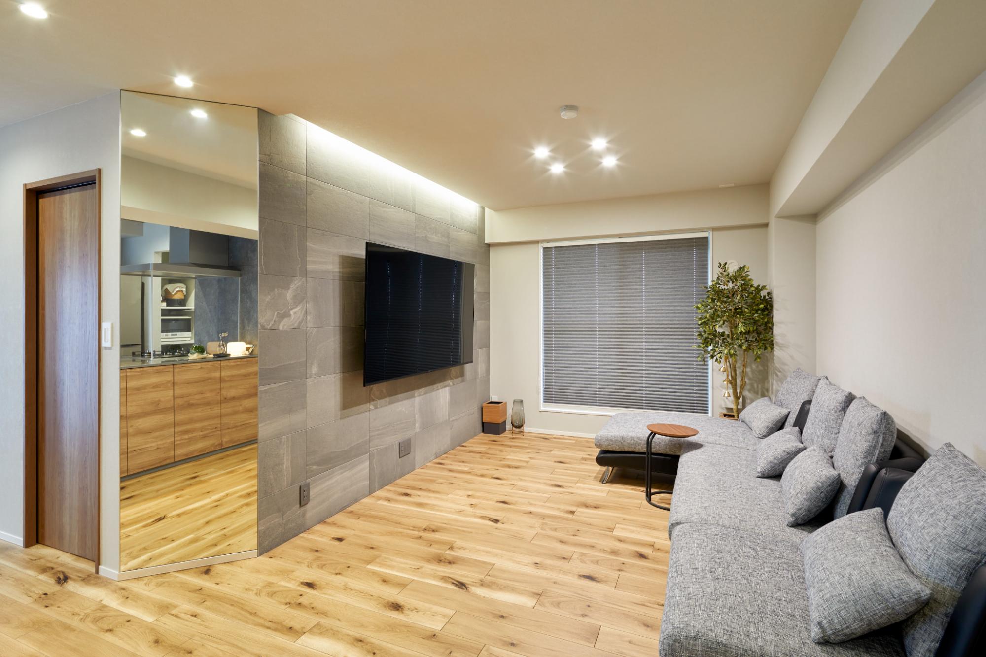 部屋の角は斜めの形状にして、ミラーを設置しています。毎朝コーディネートを確認できるだけでなく、空間に広がりをもたらしました。