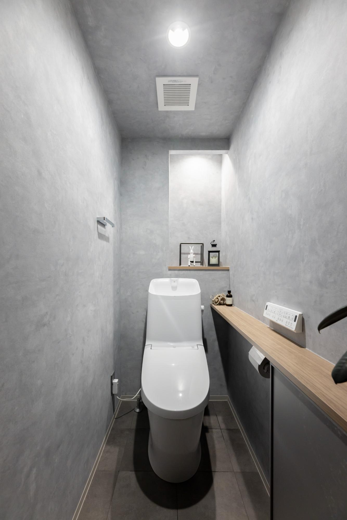 LDKに合わせてモルタル風クロスをふんだんに使ったカッコいいトイレ空間。