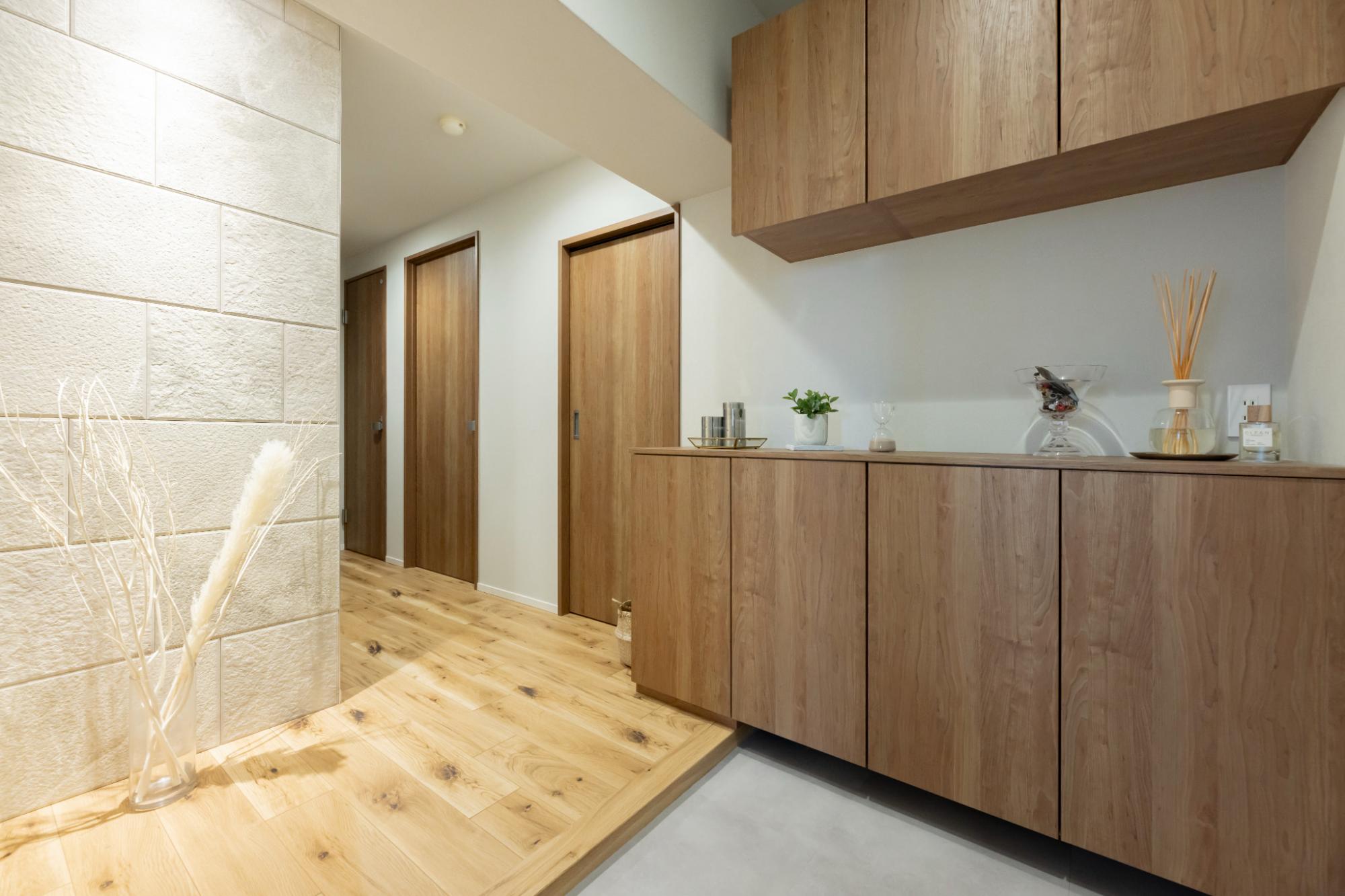 玄関を開けた瞬間に感じられる開放感。光の照射角度を自由に変えれるユニバーサルダウンライトを取り付けて、エコカラットを優しく照らしています。