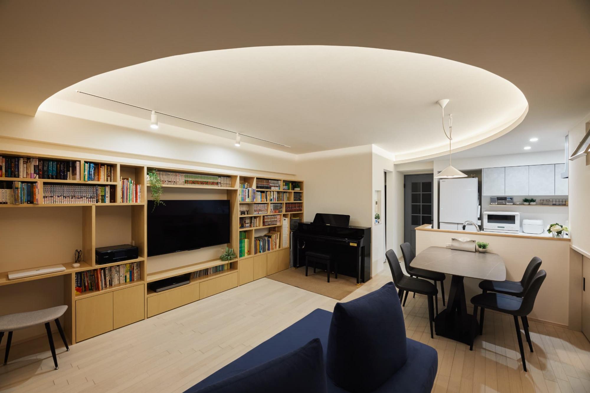 天井面の照明の数を減らし、長さ約10mの間接照明を取り入れることで空間をすっきりと見せています。