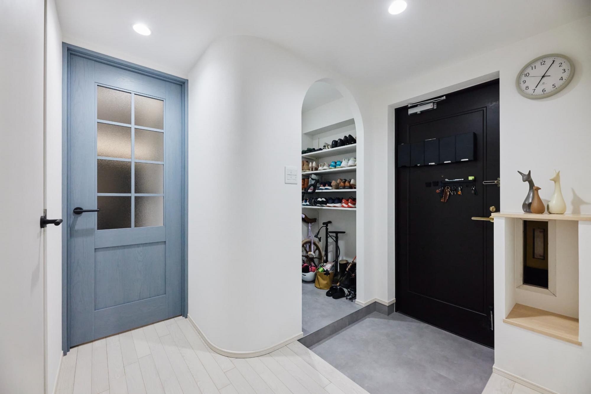 壁面はリビングの天井に続くようR壁で設計。シューズインクローゼットにはあえて扉を付けず、空間に連続性を持たせています。