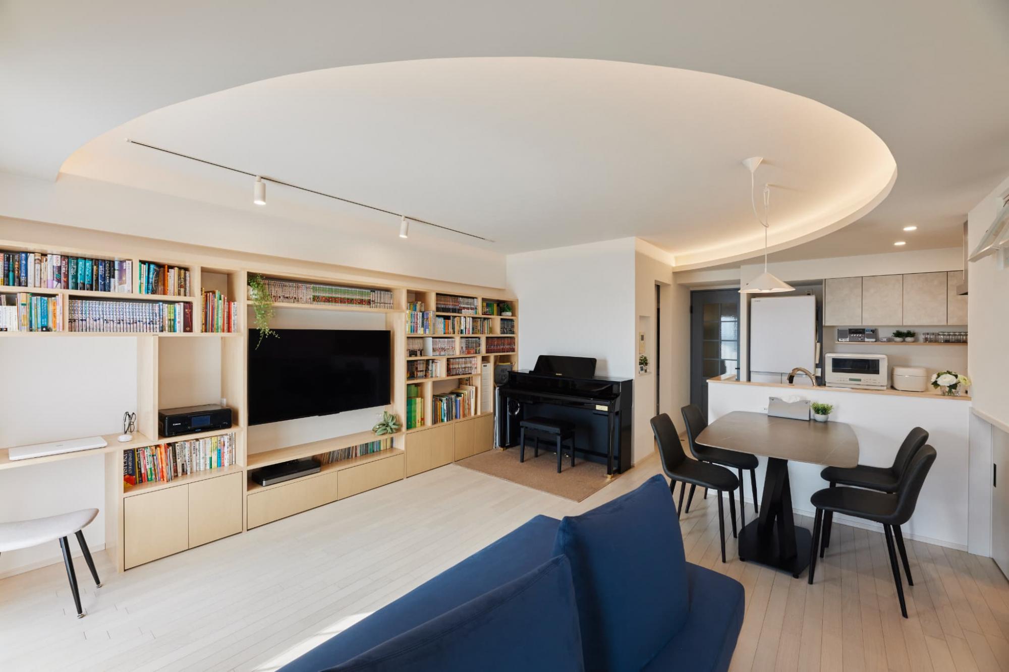 「R天井が織り成す家族憩い空間」のリビングダイニング