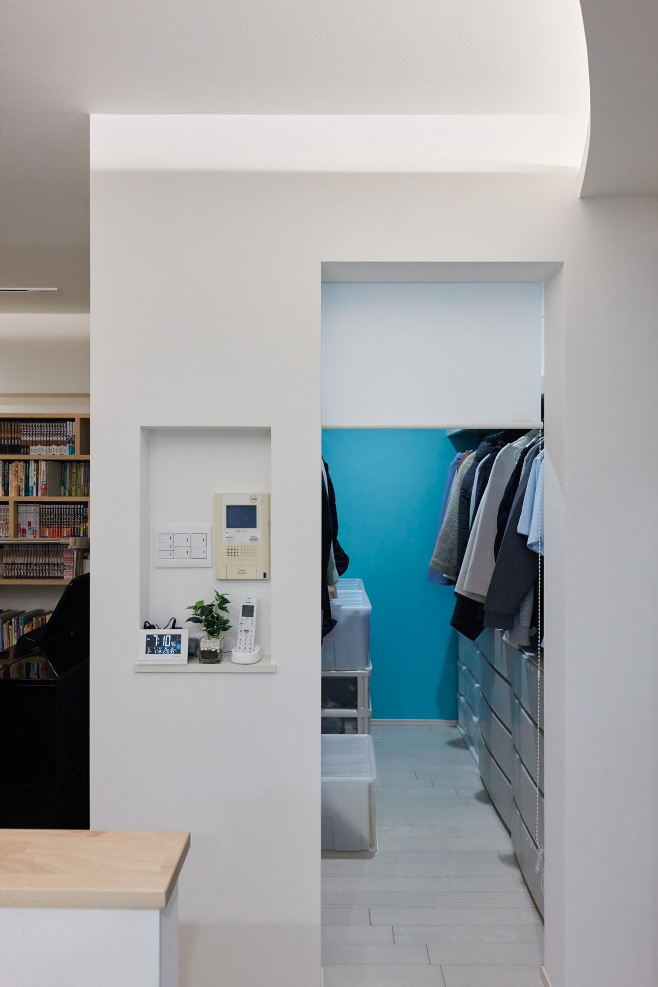 大容量のウォークインクローゼットには布団や家族の服を収納。ロールスクリーンを取り付けているので来客時も安心です。