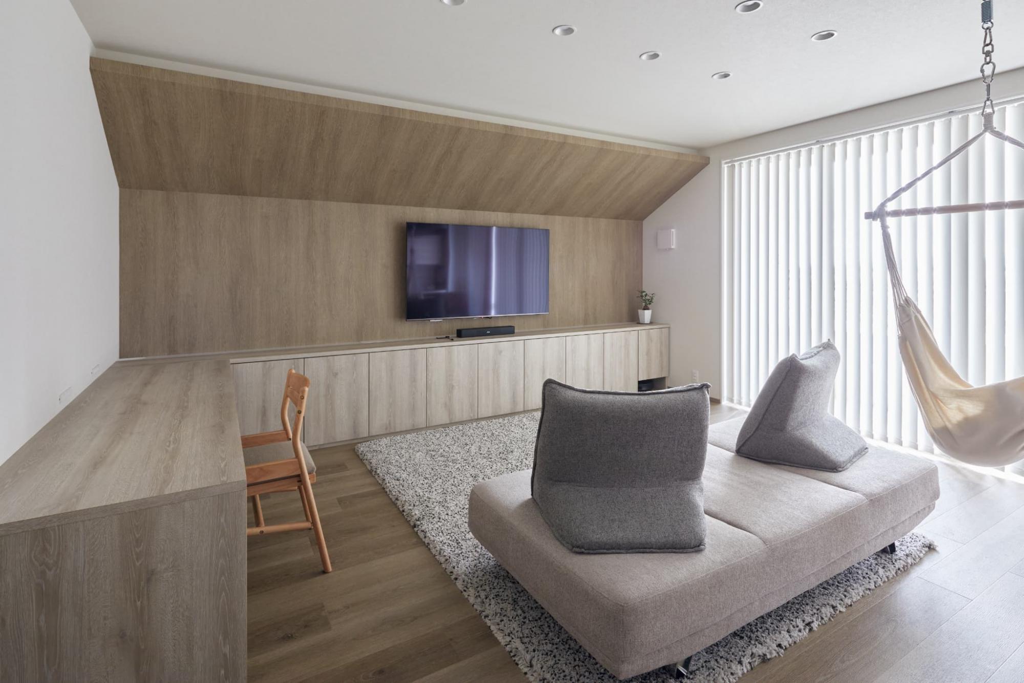 造作テレビボードと一体化した幅220㎝のワークカウンター。お子様3人が並んで勉強することができます。