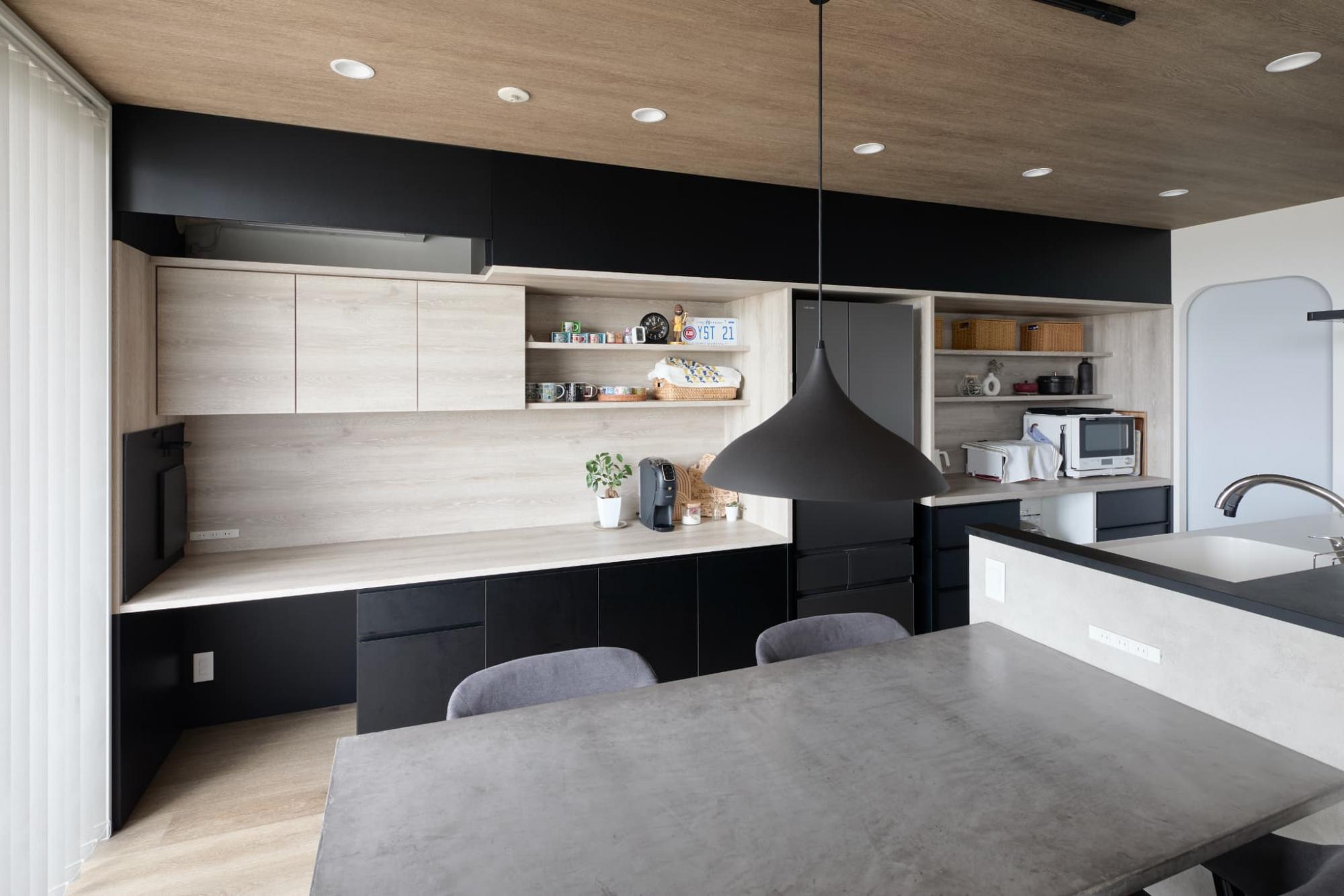 造作カップボードの左上はエアコンを隠すノイズレスなデザインに。