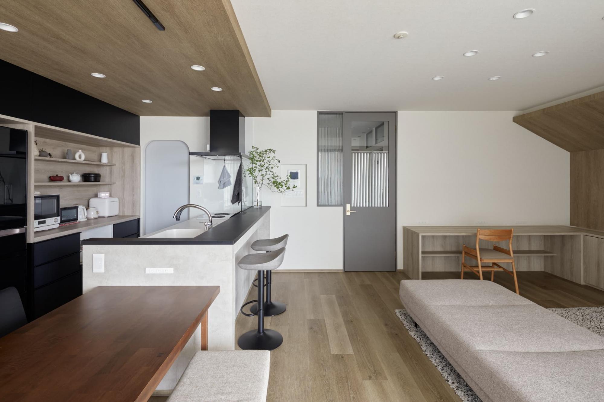 水回りは、キッチン⇔パントリー⇔脱衣所⇔廊下と続く動線計画とし、家事のしやすい間取りになっています。