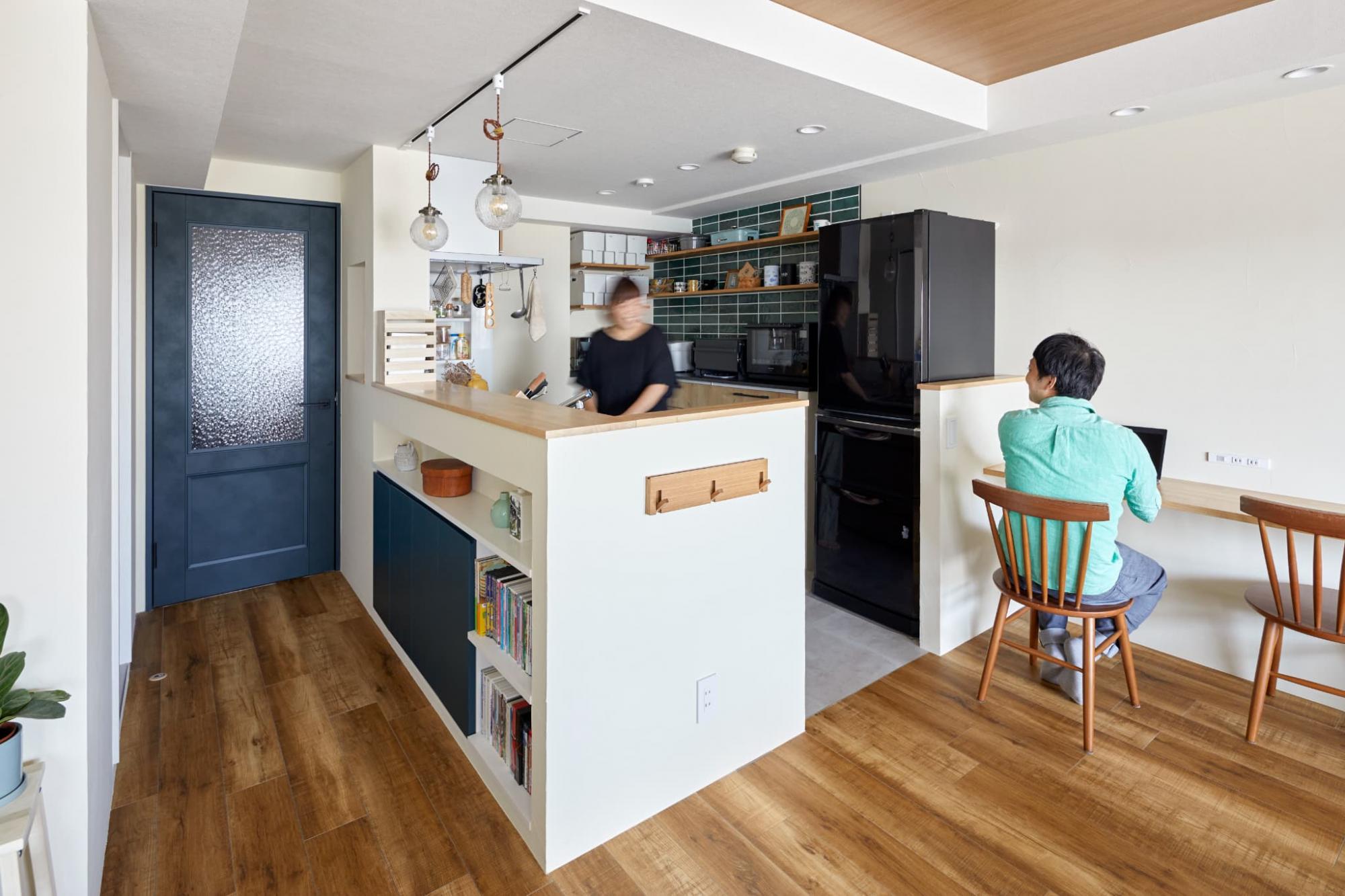 リビング建具はLIXILのヴィンティアシリーズ、ニッチ収納扉は造作してグリーンのエナメル塗装を。