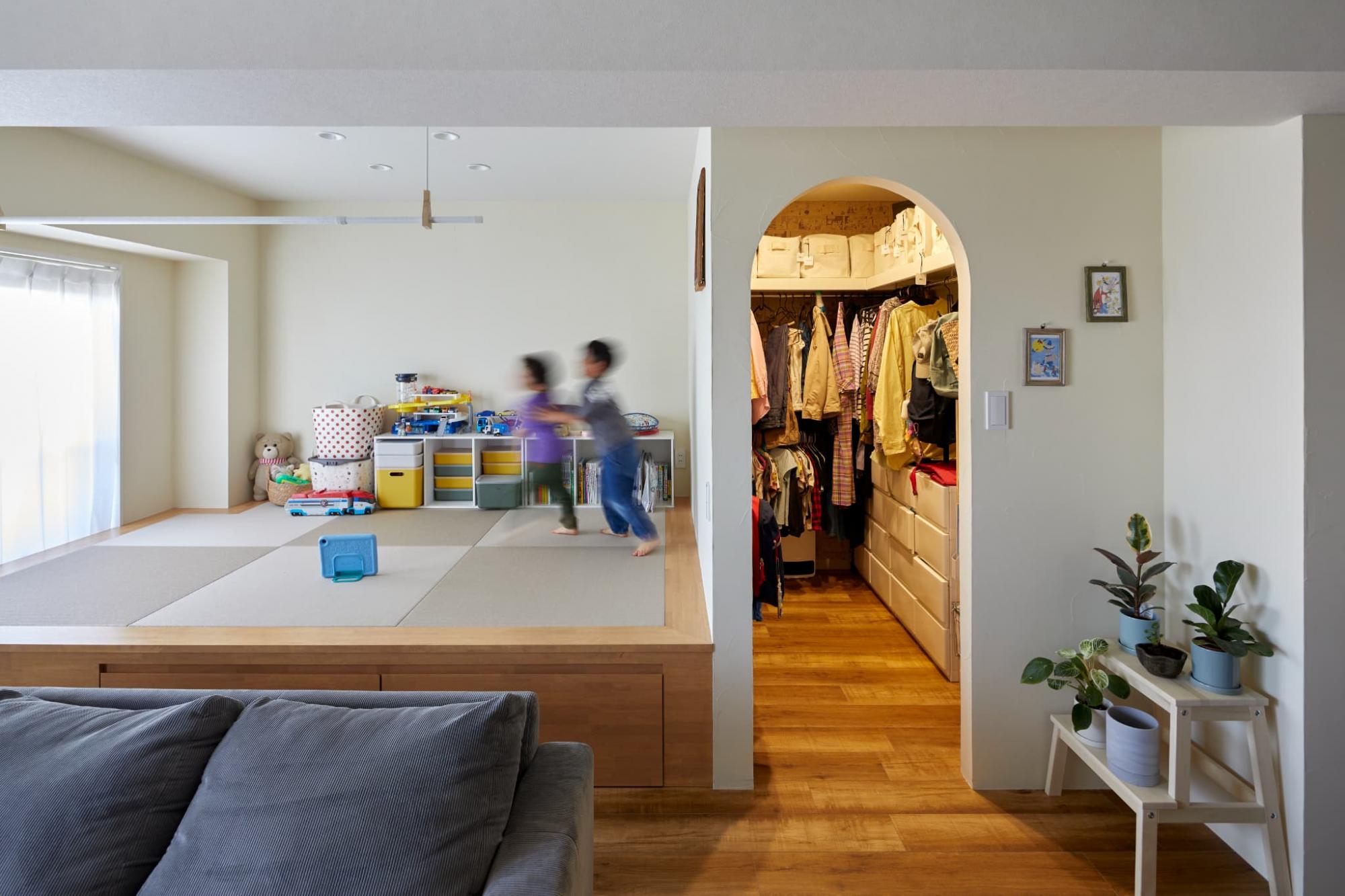 小上がりはお子さまの遊び場として大活躍。小上がりの下に計画した大容量の引出収納は、寝具などの隠したい物の収納場所として最適です。