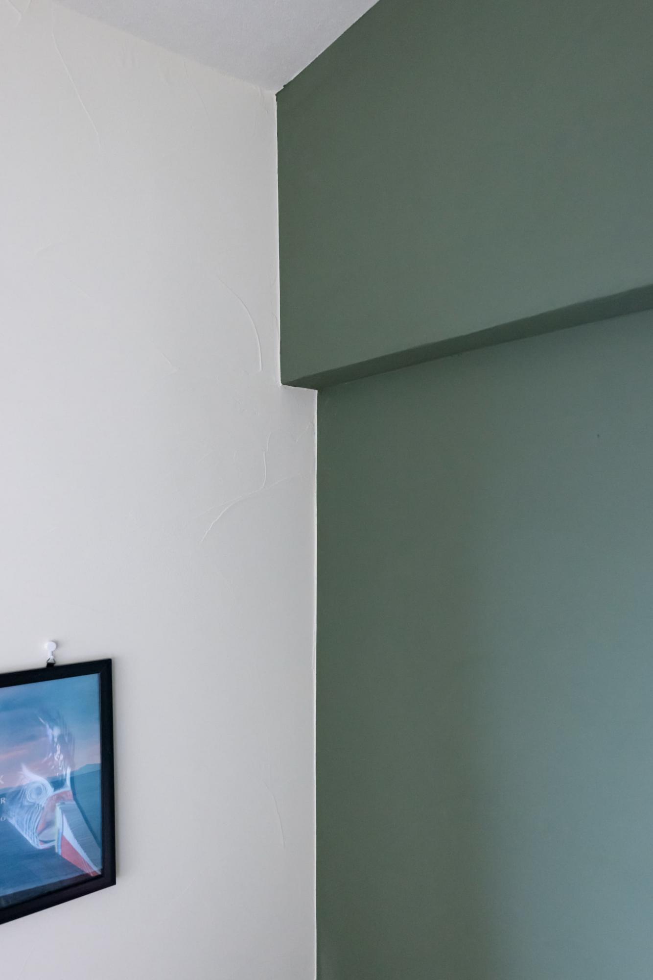 お子さまが手に触れやすい壁面はオンザウォール仕上げに。オーク調の木目やグリーンカラーと相性抜群で、塗装特有の柔らかなテクスチャーを楽しめます。