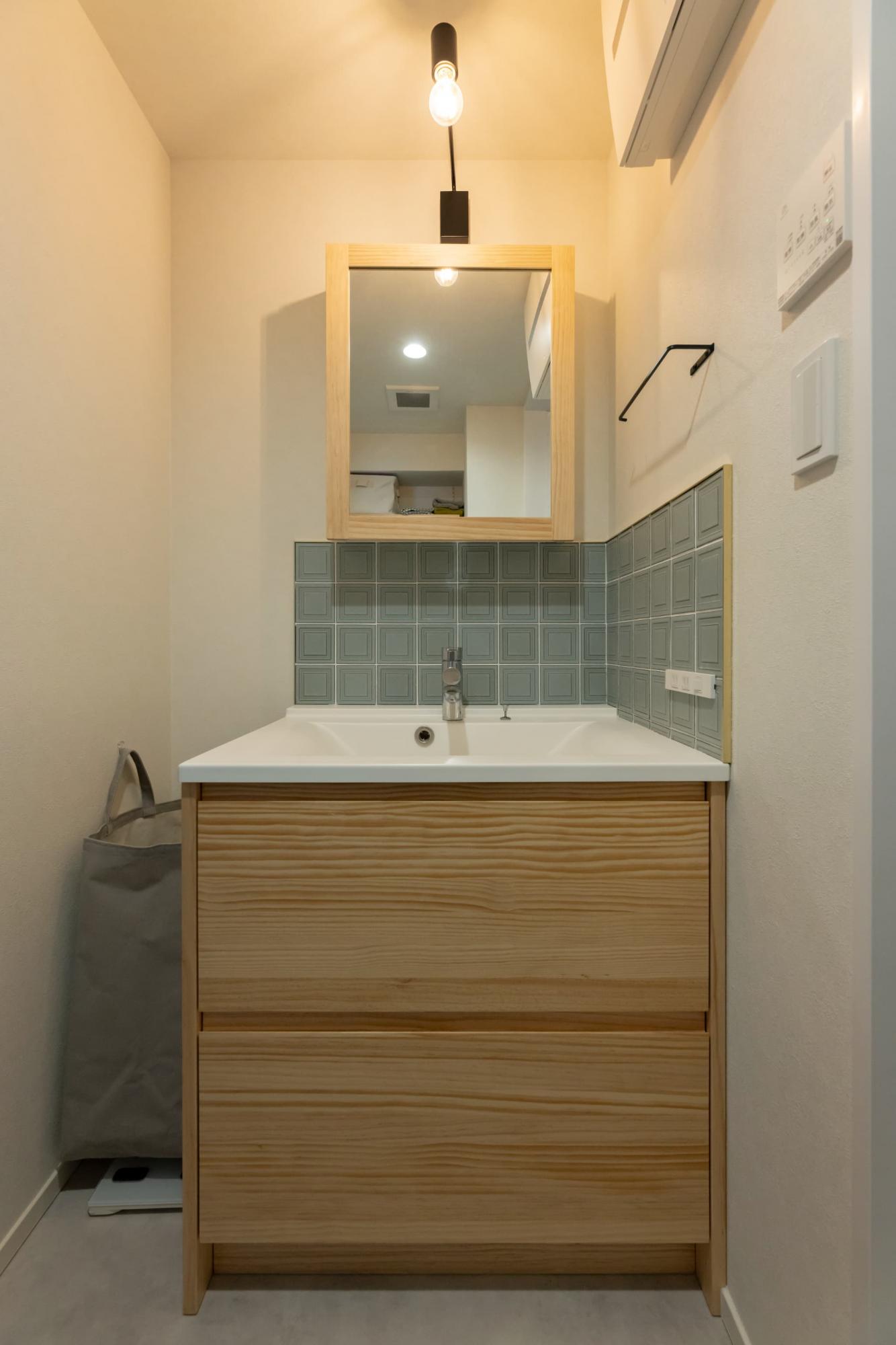 レトロな色合いのタイルが可愛らしい洗面台。