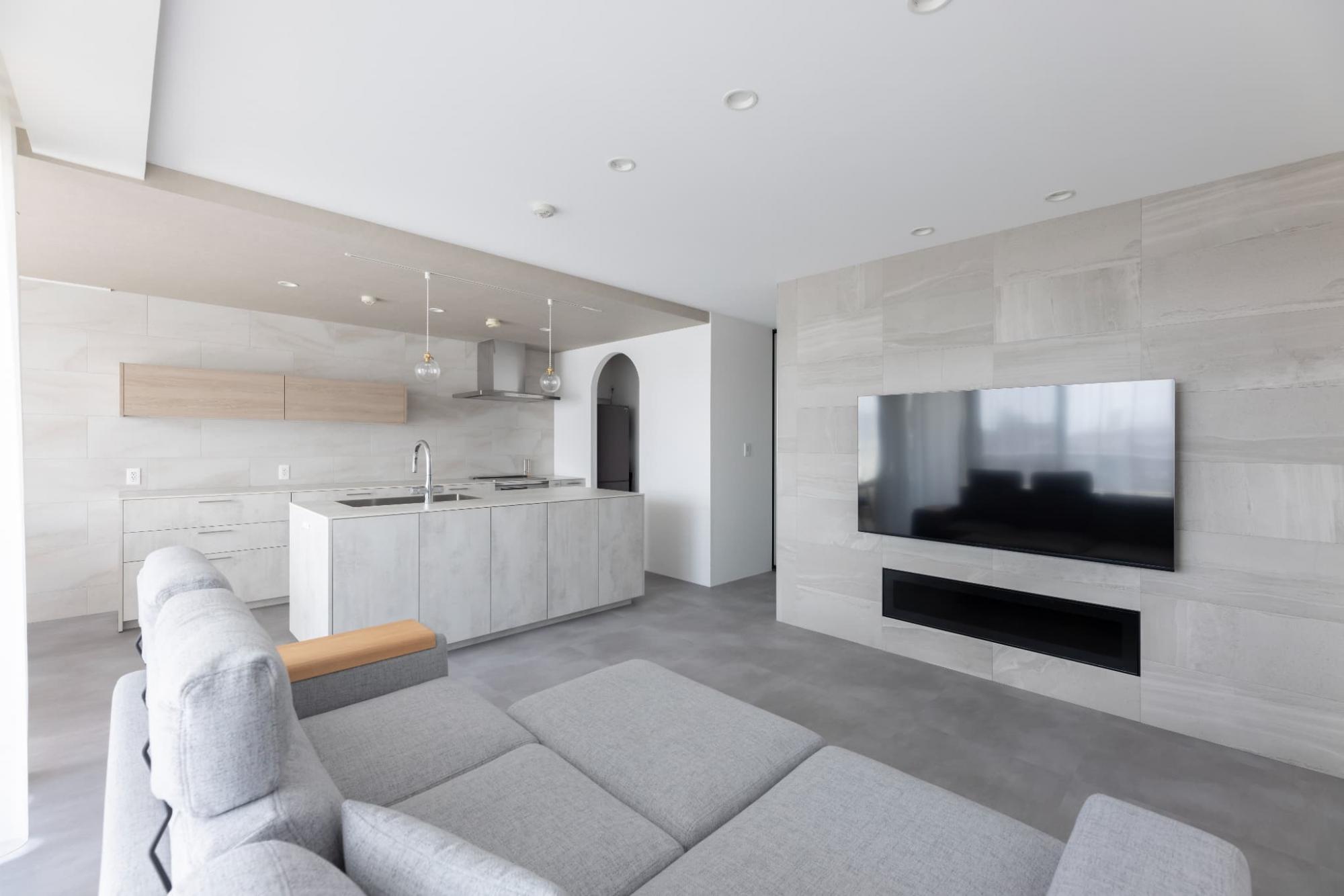 TVボードは埋め込みタイプを選定。納まりの良いすっきりとした空間に仕上がりました。