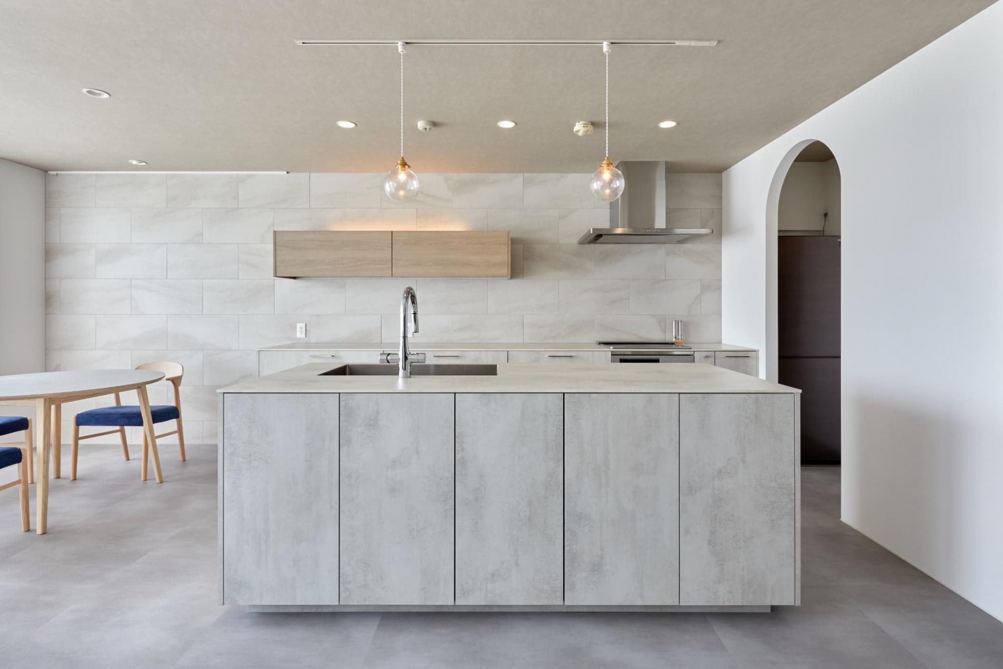 月面のようなデザインのキッチンは奥様のお気に入り。グレー×ベージュの温かみあるホテルライクな空間になりました。