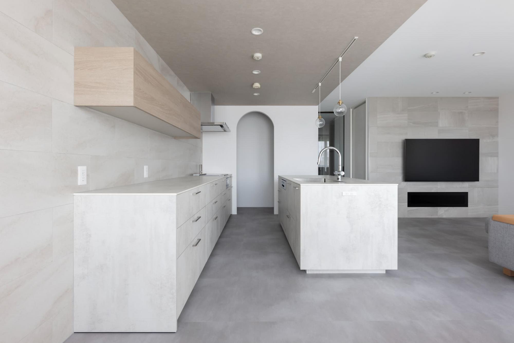 Ⅱ型キッチンのすぐ横にパントリーを配置。ストック品も楽に出し入れすることができます。