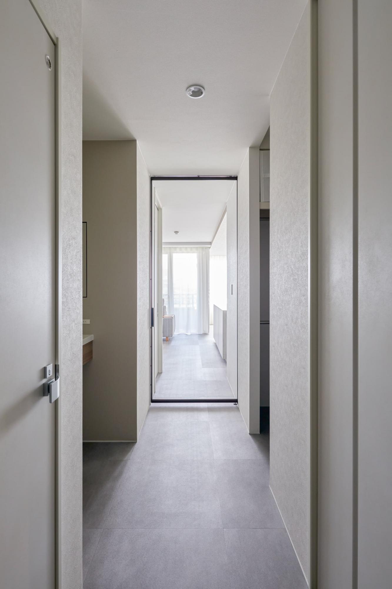 巾木の出っ張りを最小限にすることにより、掃除のしやすさだけでなく、開放的な空間に見せることが出来ました。