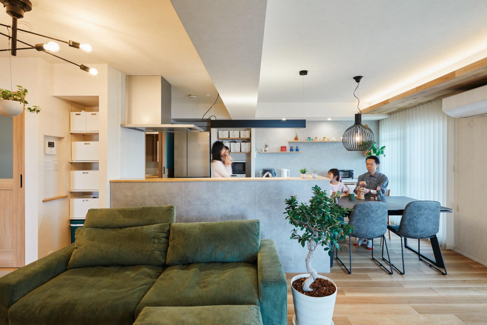 リビングを広く見せるためにキッチンとダイニングを横並びにし、ピアノを置いても部屋を圧迫しない間取りへ。