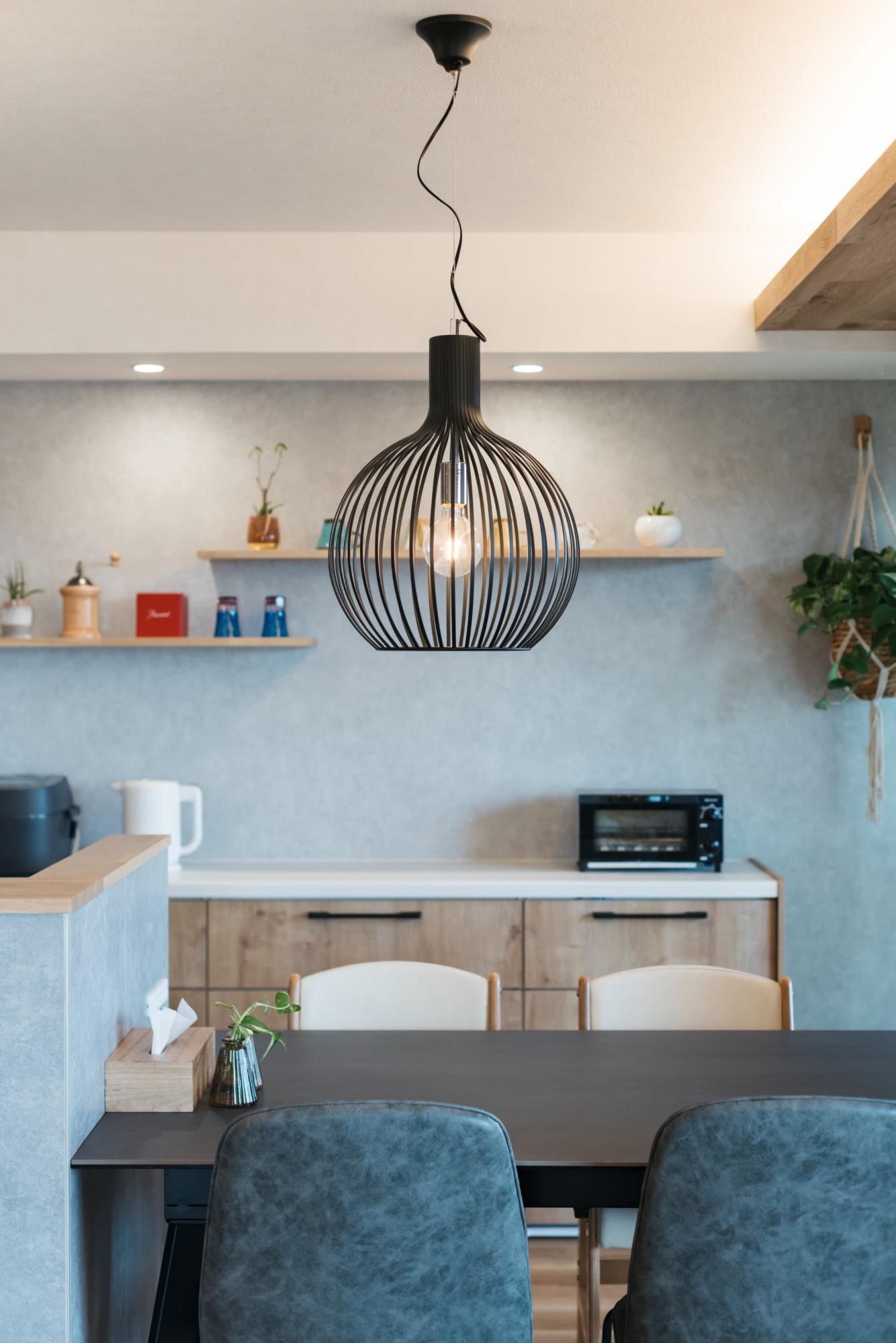 「灯りと木が包む 子供の成長を見守る家」のリビングダイニング