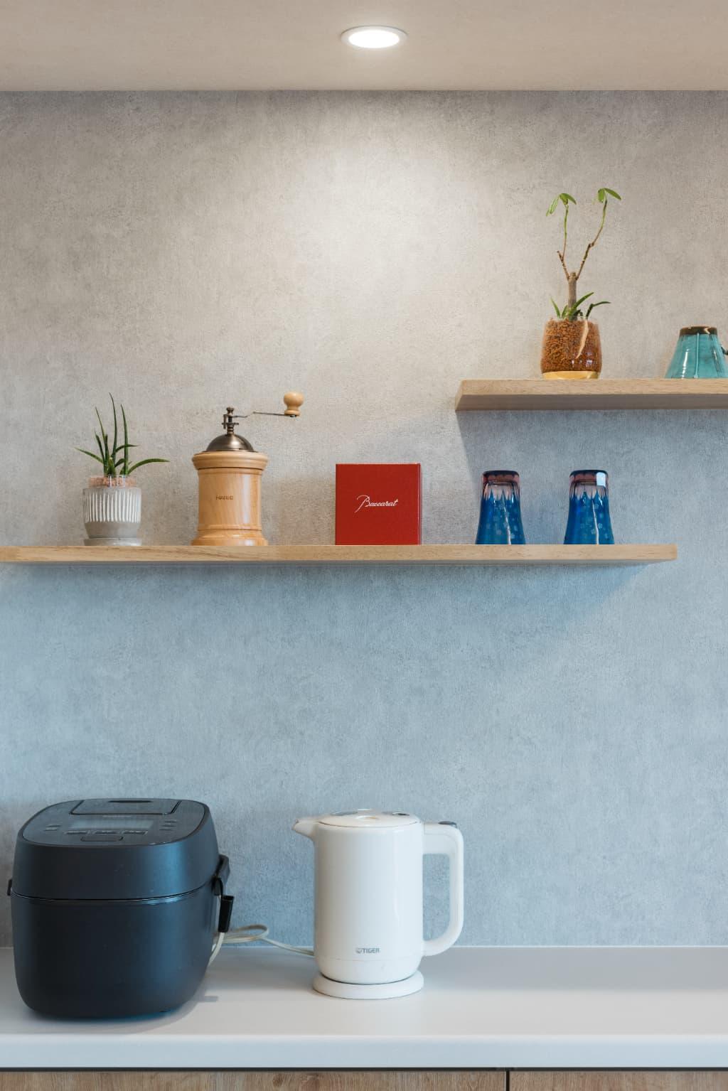 「灯りと木が包む 子供の成長を見守る家」のキッチン