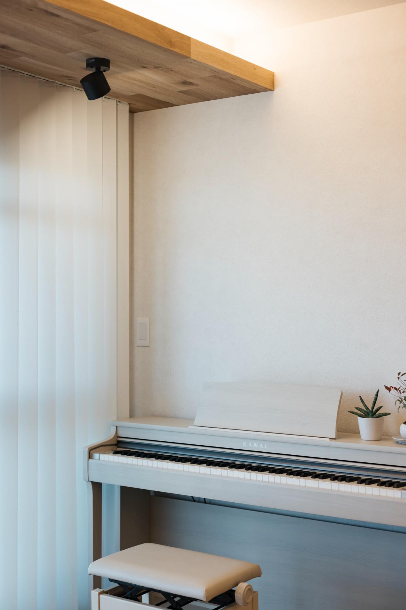 バーチカルブラインドの設置部分を隠し、窓面をスッキリとさせることで間接照明が映える計画。インプラスで断熱性能だけでなく、遮音性の向上も図りました。