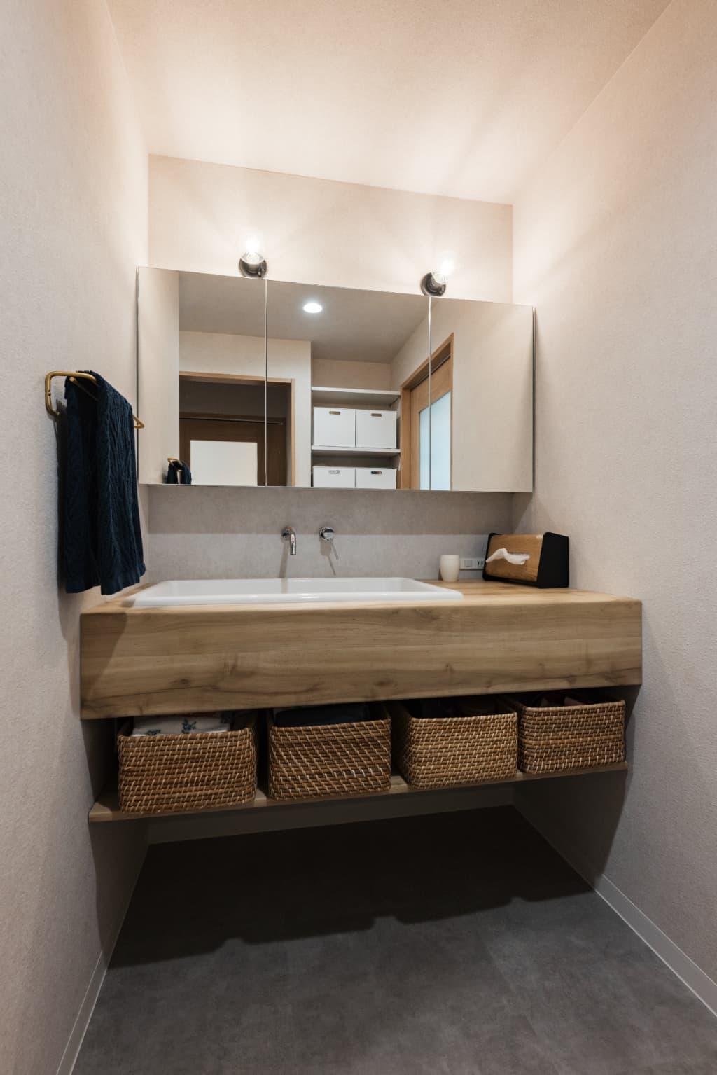 大きなシンクを付けた造作洗面台。脱衣室とは別場所につくることで、帰宅動線と生活動線が重ならずいつでも使用できます。