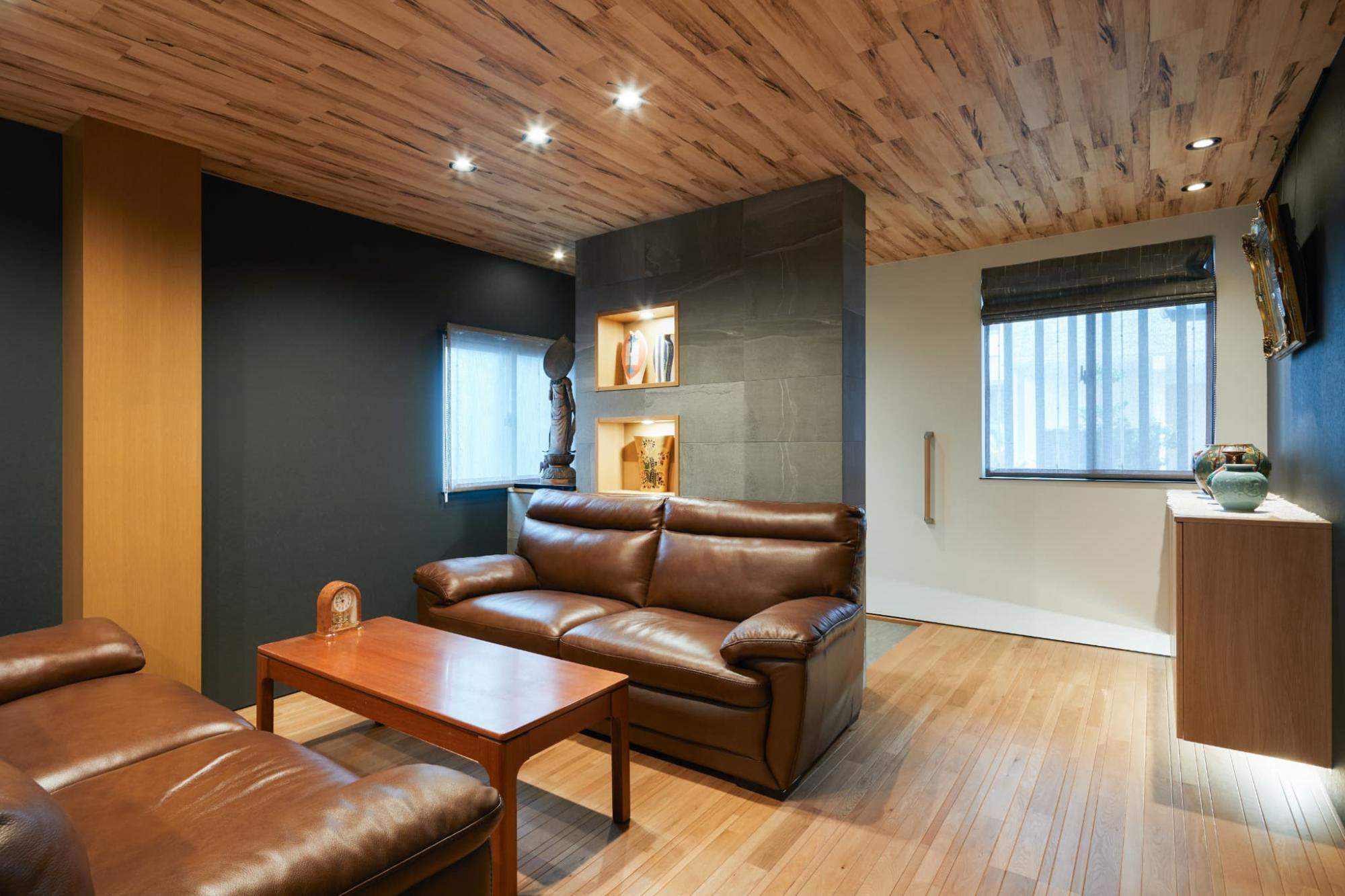 棚や収納下部、和室へと上がる砂利部分など、各所に間接照明を設置してアクセントを加えました。